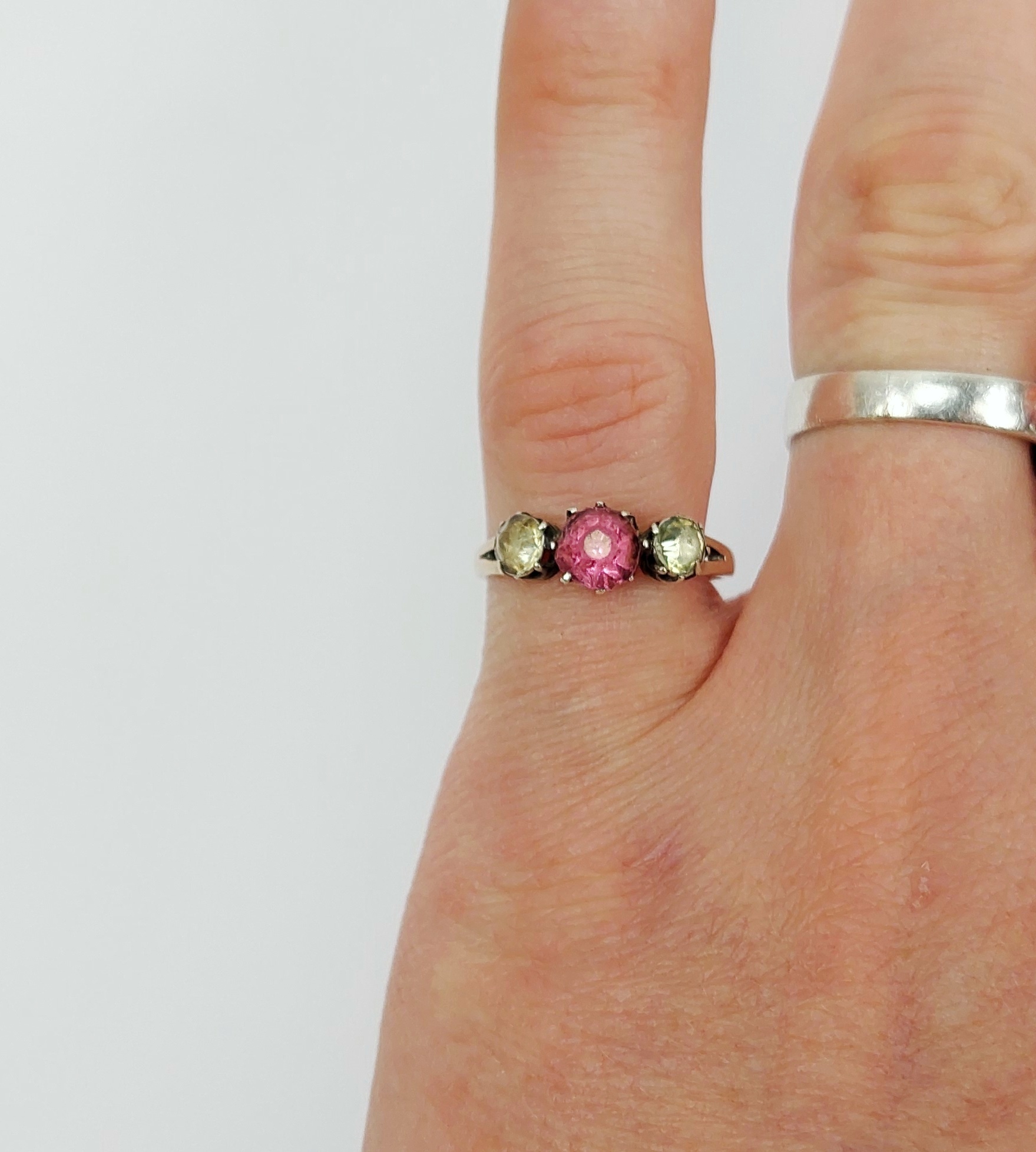 9ct Gold Three Stone Paste Ring UK Size N, US 6.5 - Image 7