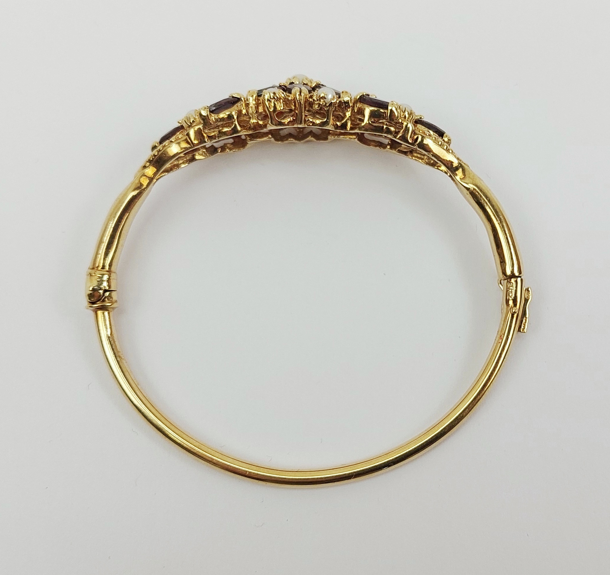 9ct Yellow Gold Garnet & Pearl Hinged Bangle - Image 10