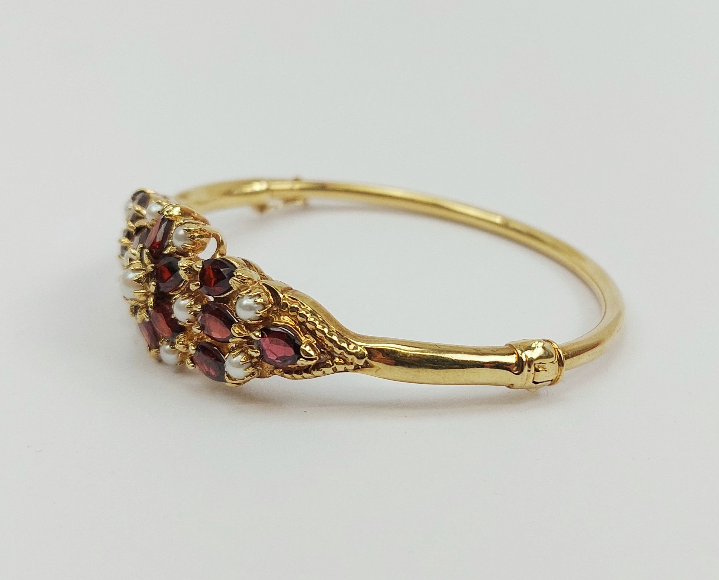 9ct Yellow Gold Garnet & Pearl Hinged Bangle - Image 2