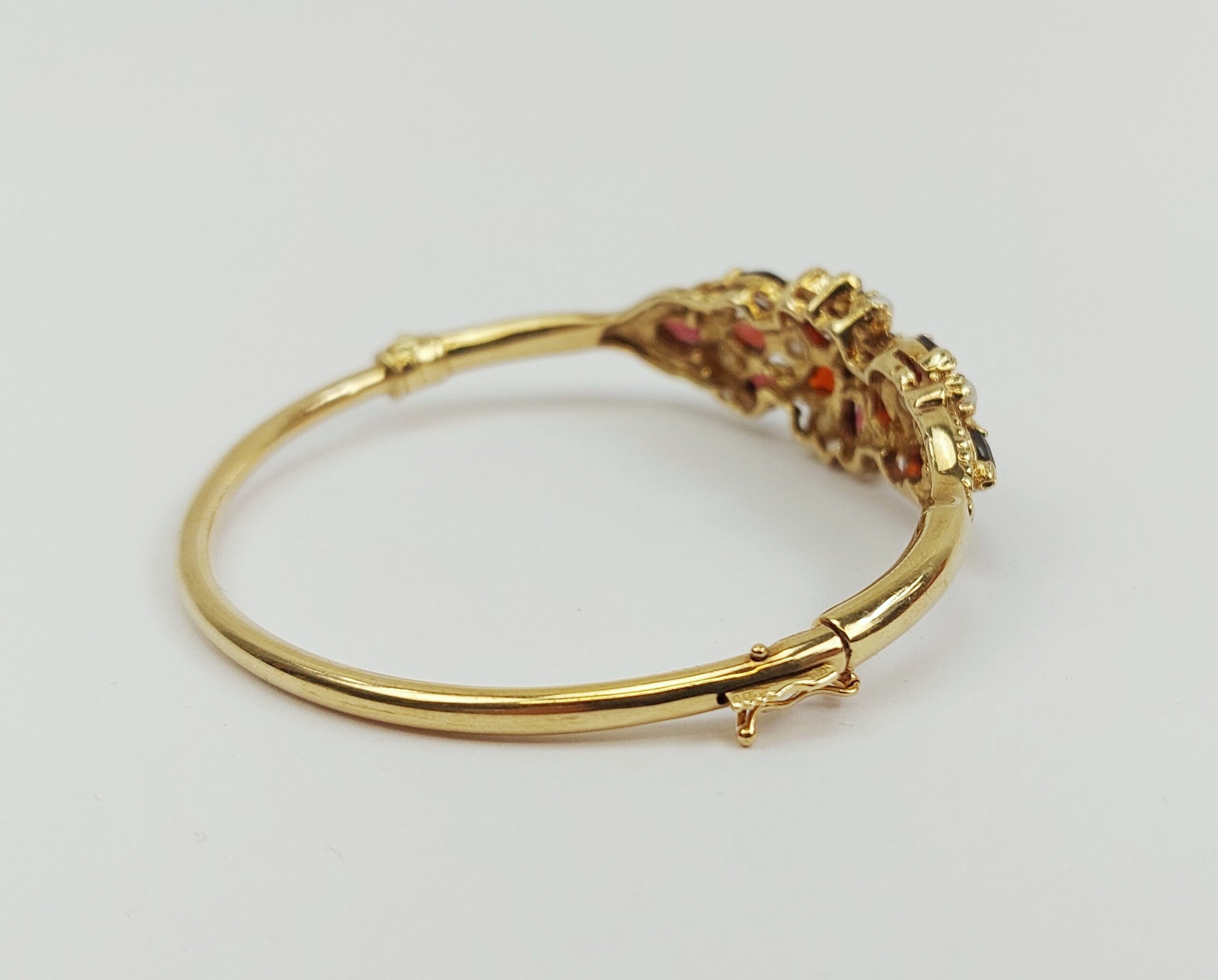 9ct Yellow Gold Garnet & Pearl Hinged Bangle - Image 3