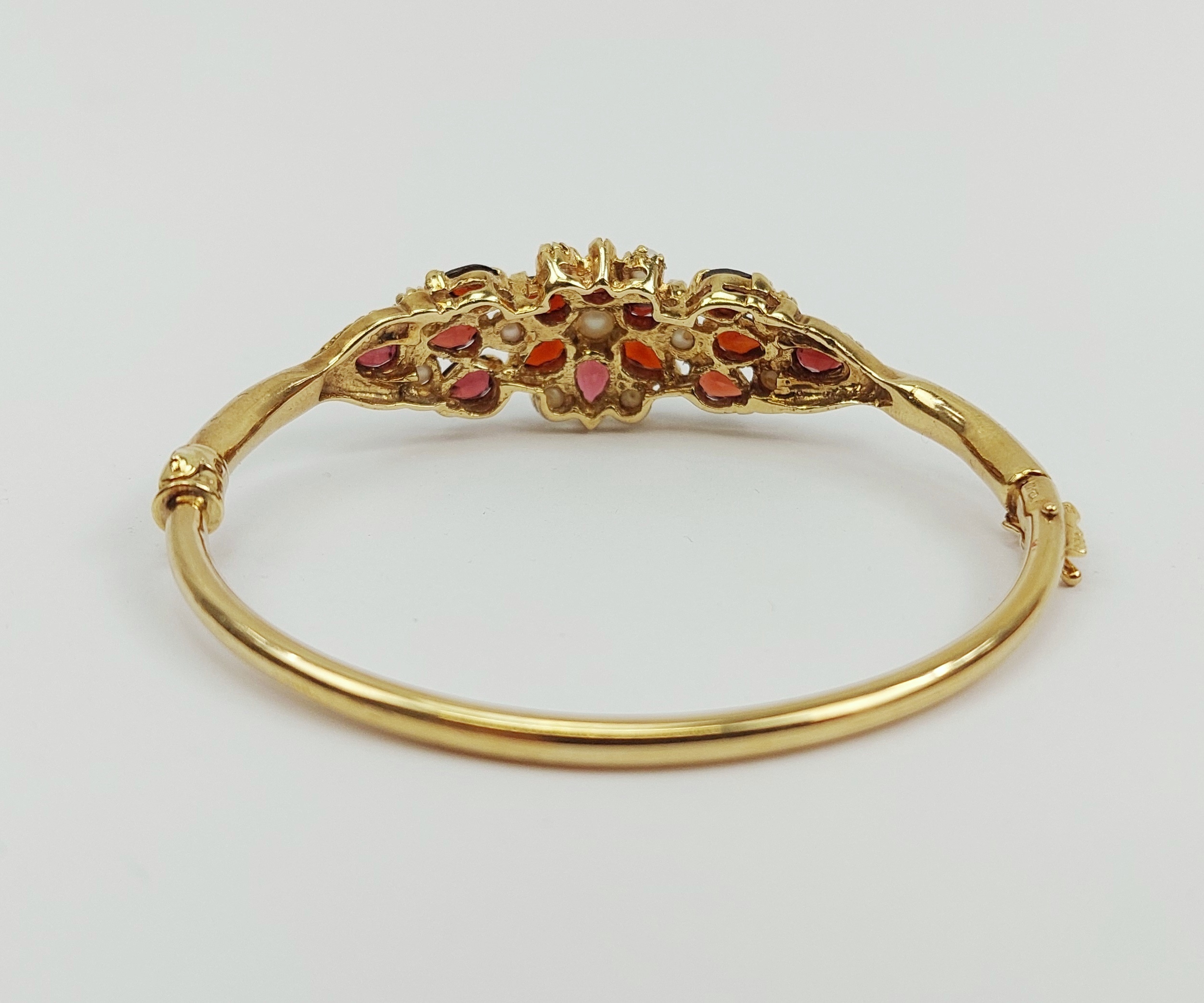9ct Yellow Gold Garnet & Pearl Hinged Bangle - Image 4