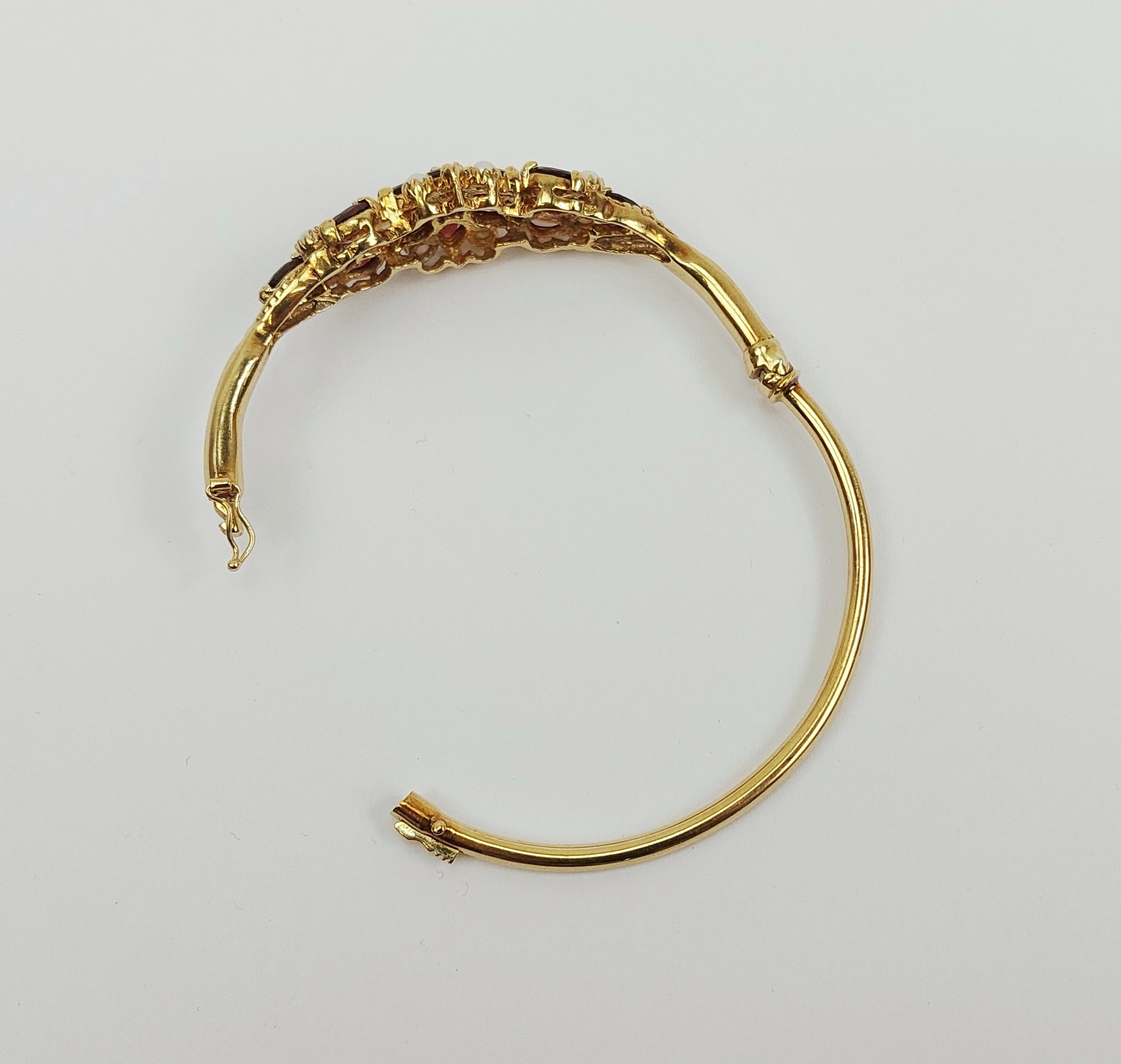 9ct Yellow Gold Garnet & Pearl Hinged Bangle - Image 6