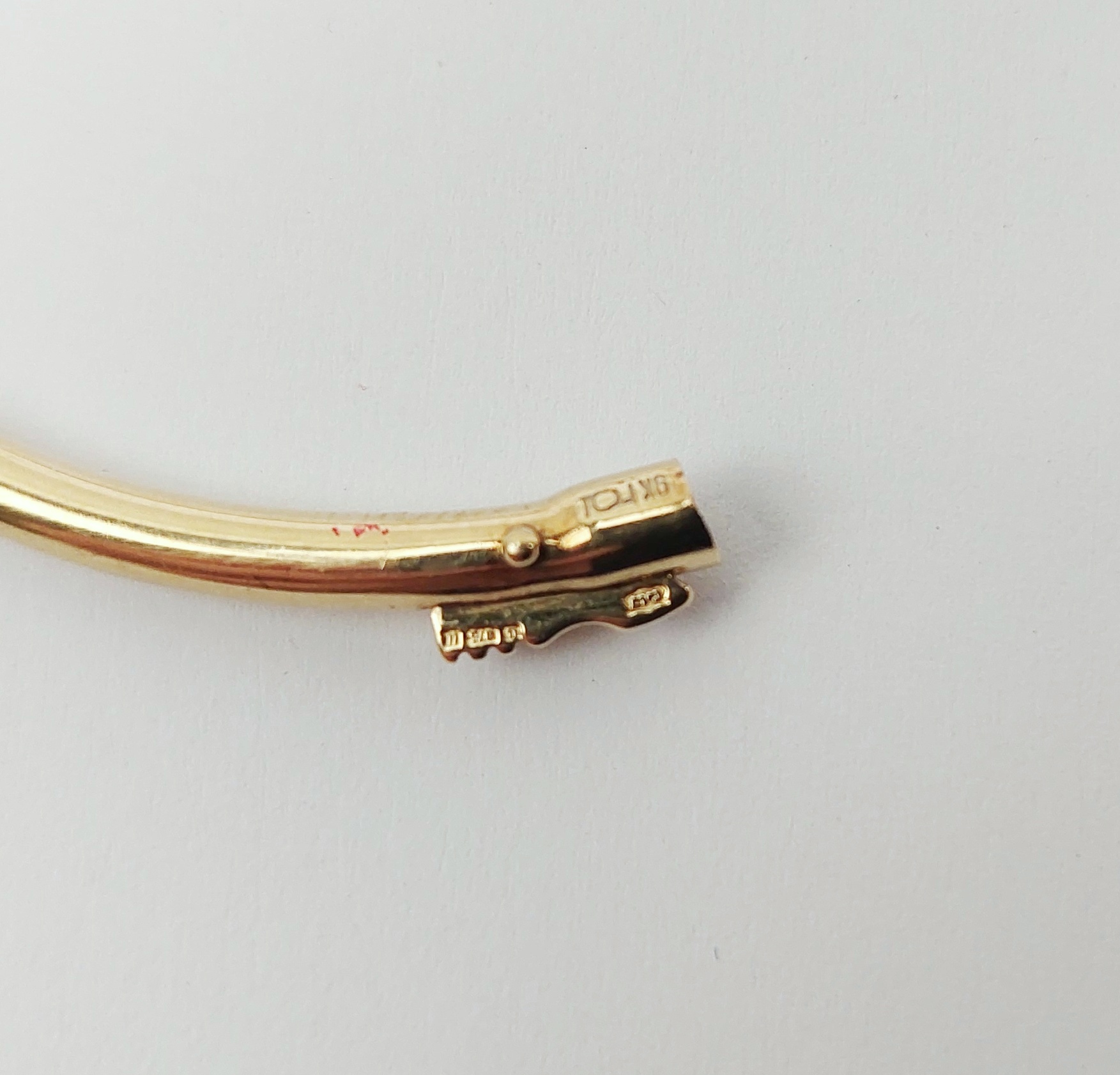 9ct Yellow Gold Garnet & Pearl Hinged Bangle - Image 7