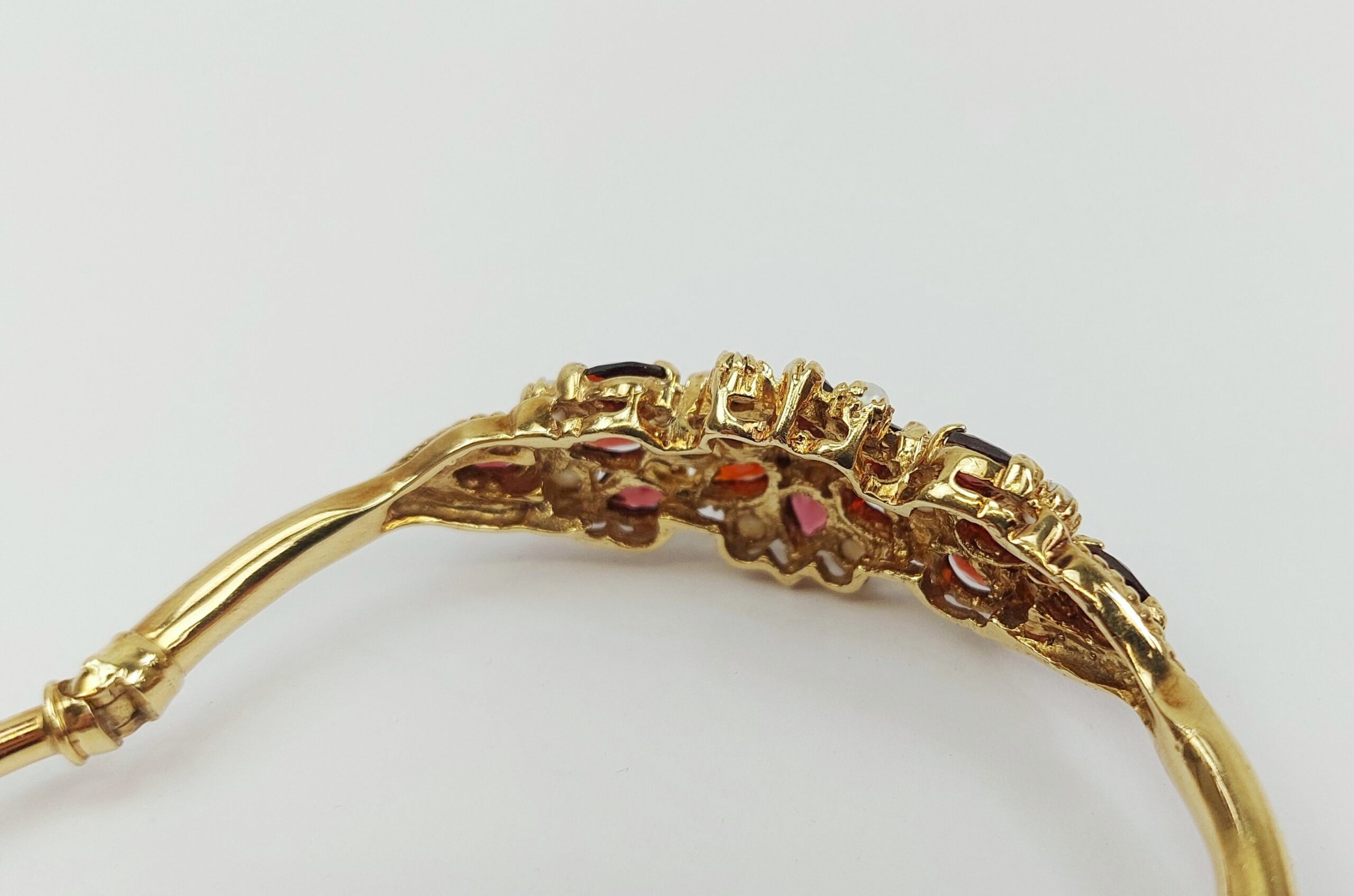 9ct Yellow Gold Garnet & Pearl Hinged Bangle - Image 8