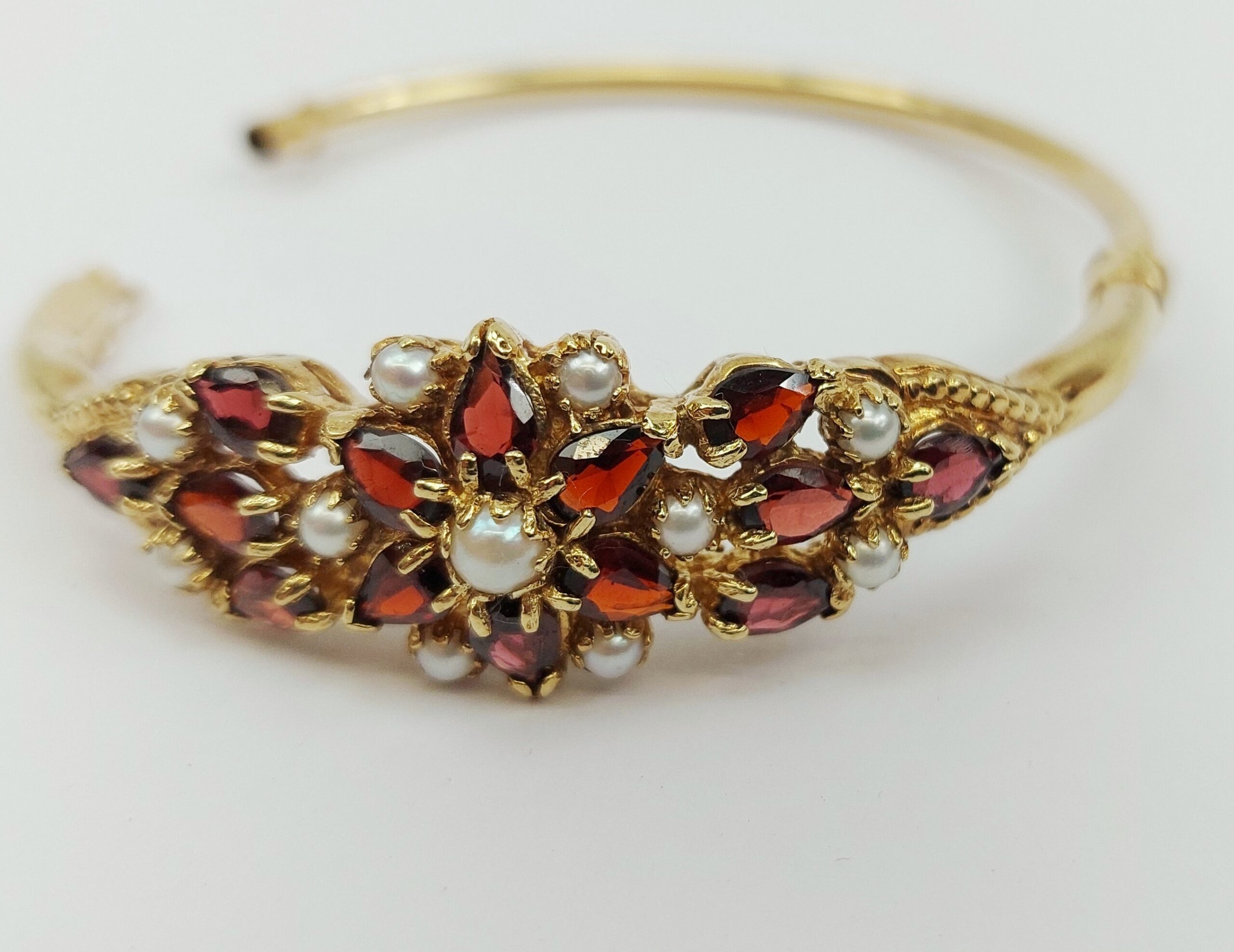 9ct Yellow Gold Garnet & Pearl Hinged Bangle - Image 9
