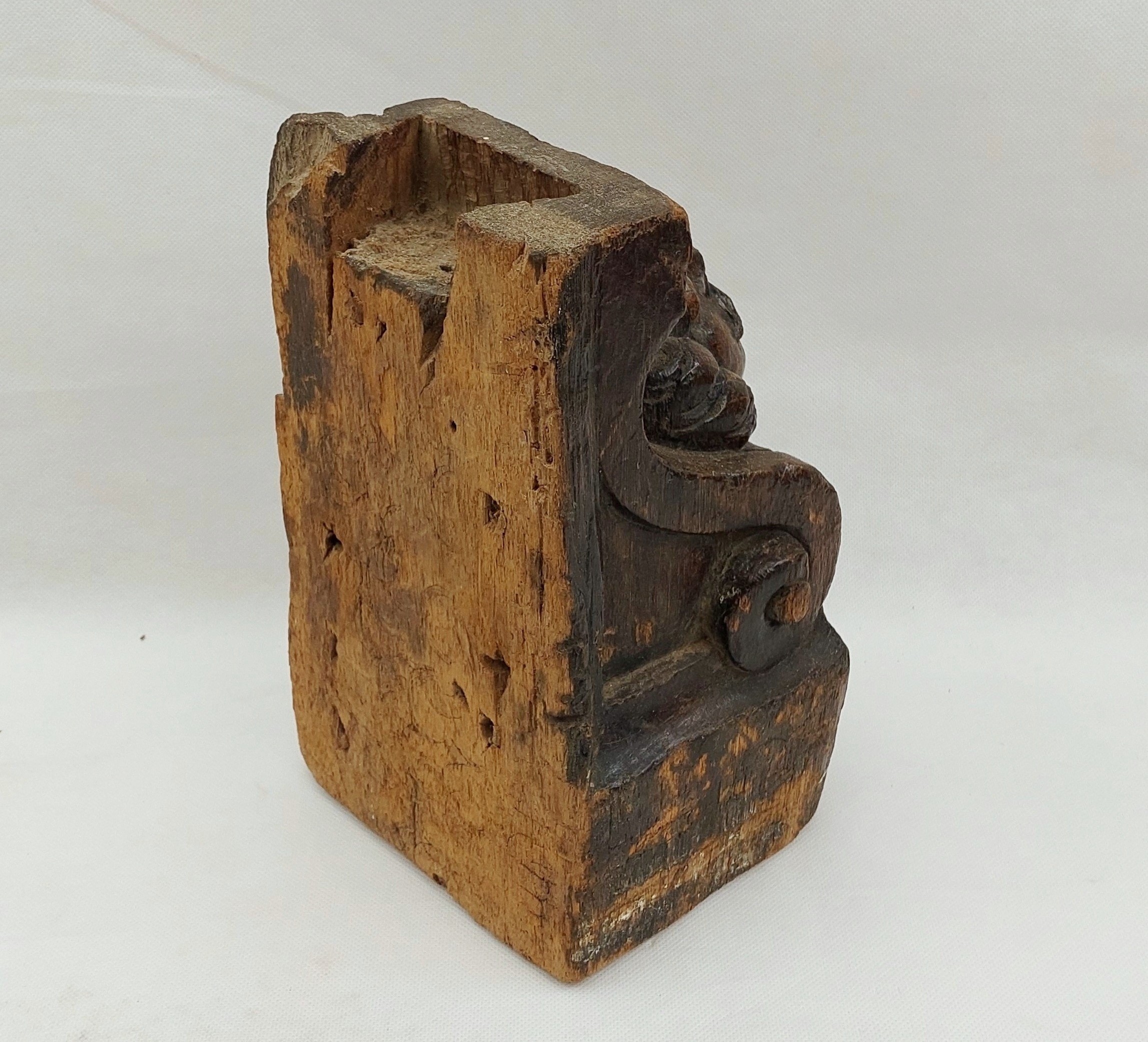 Pair Of 17th Century Oak Corbels With Carved Faces - Image 4