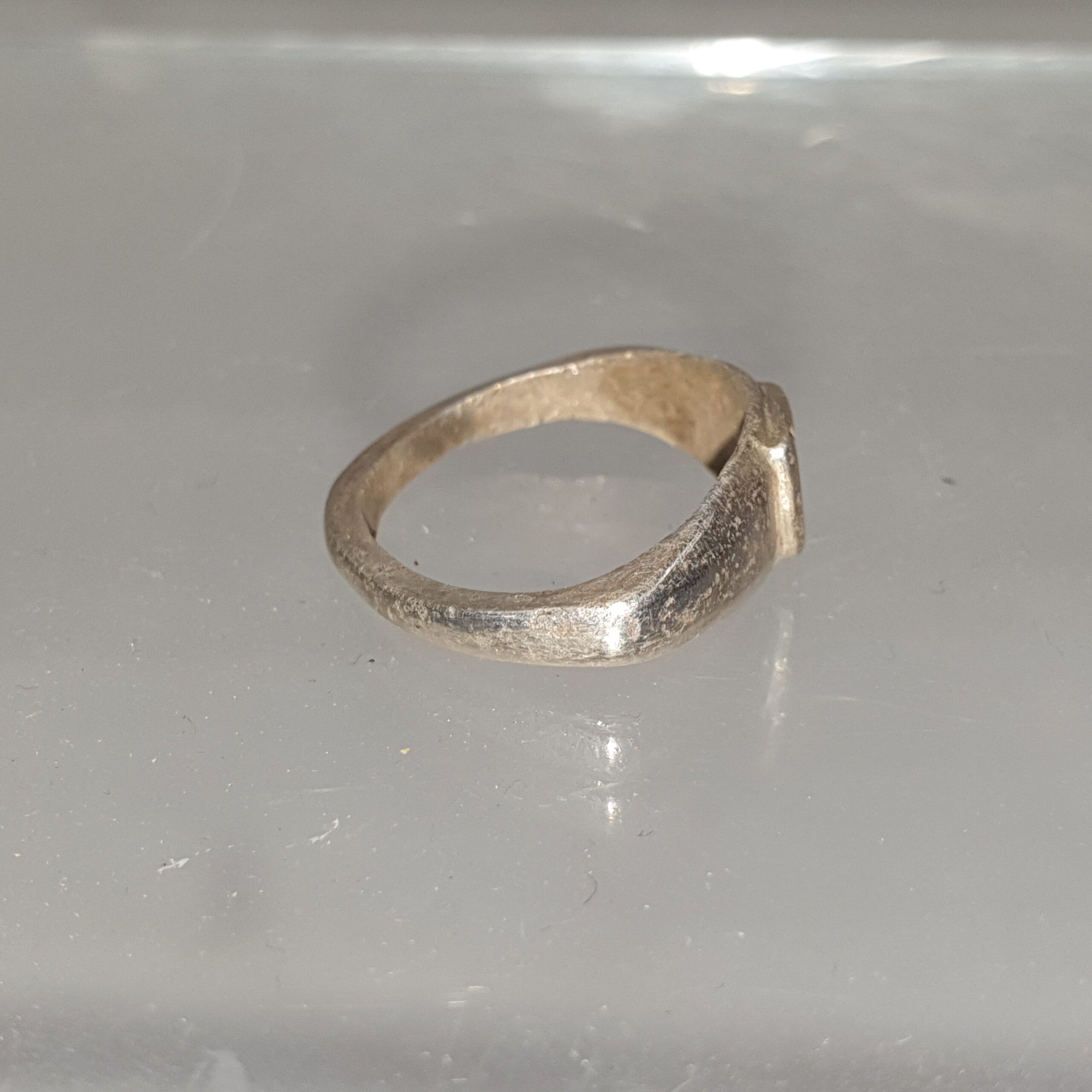 Silver Roman Ring With X To The Centre - Image 3
