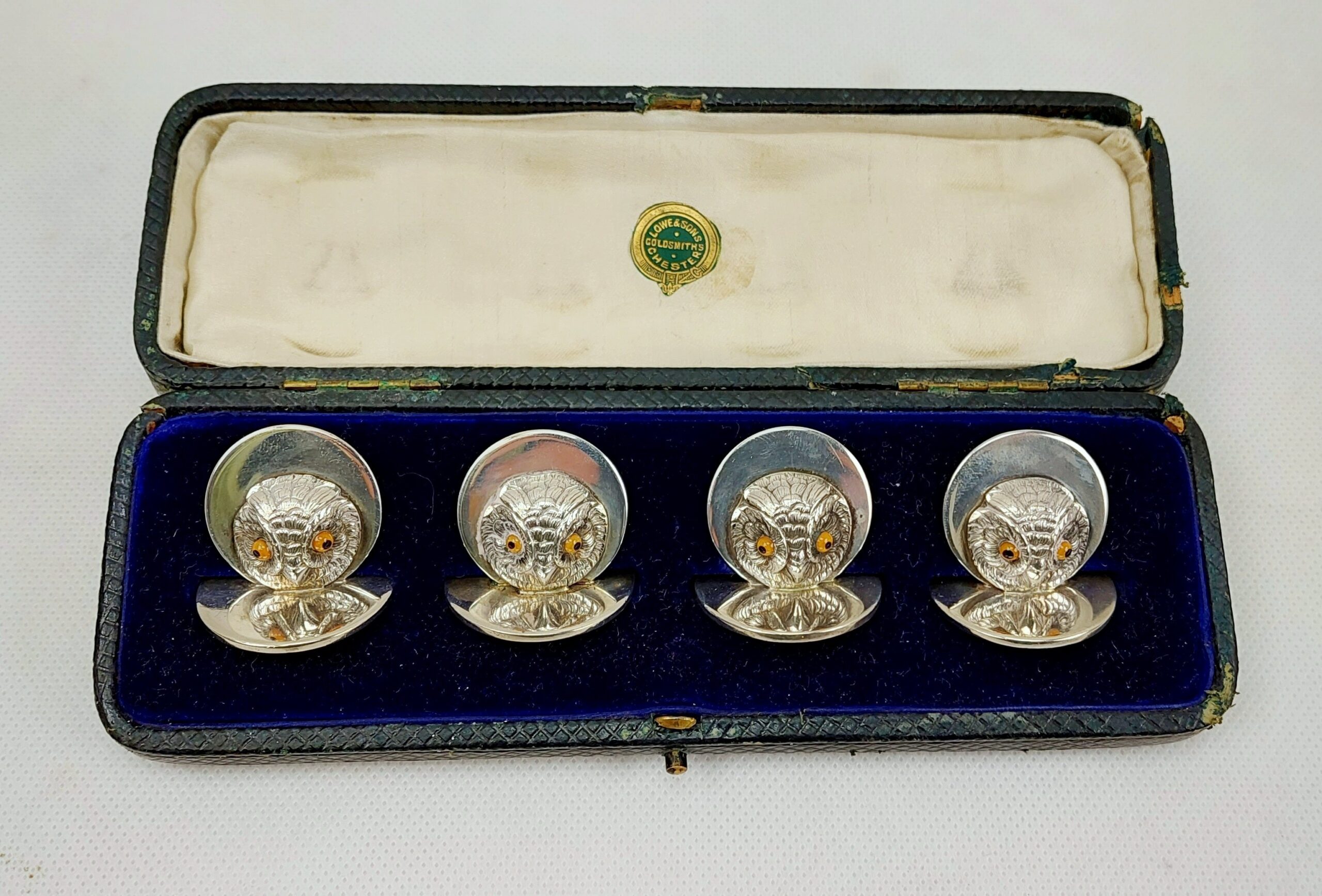 Cased Set Of Silver S Morden And Co Chester 1907 4 Owl Face Menu Card Holders