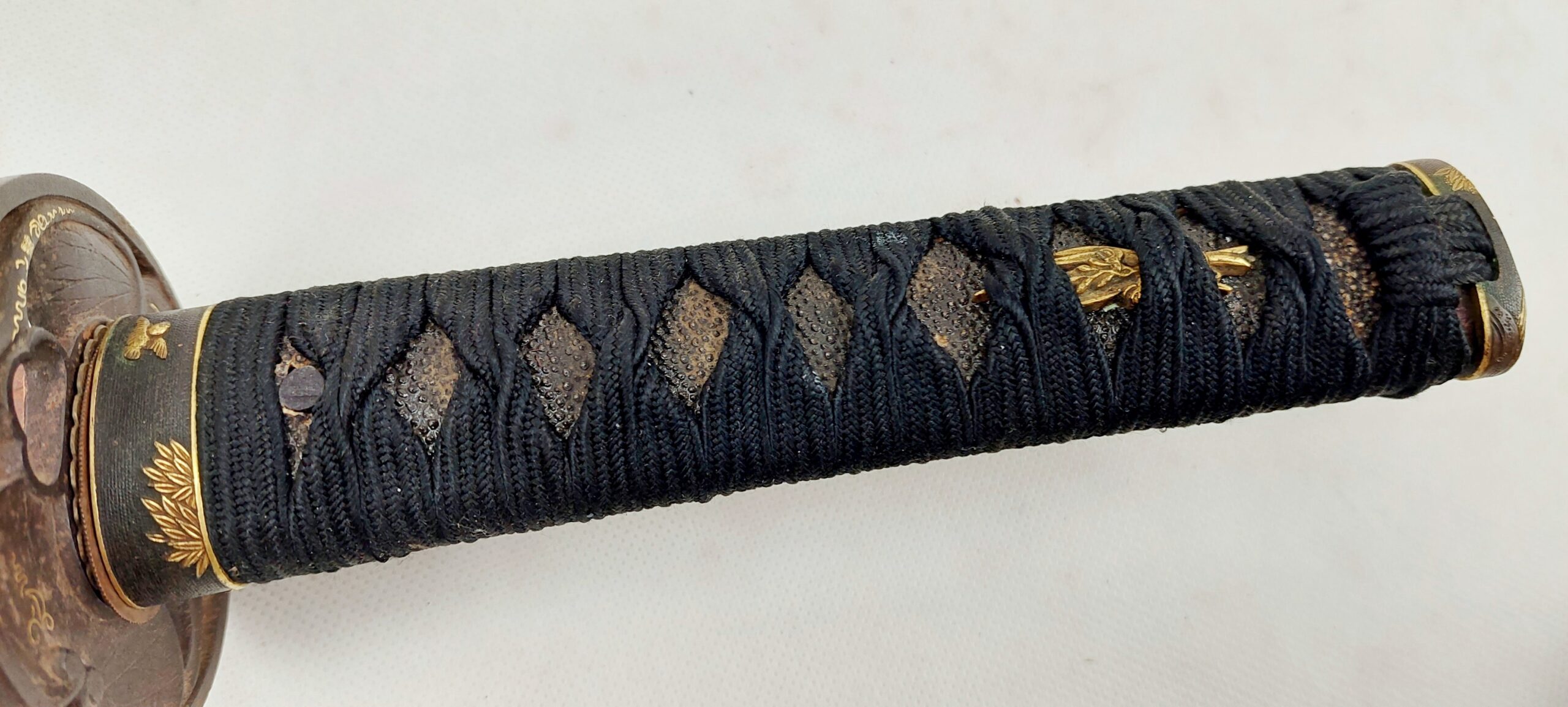 Fine Quality Circa 1550 Japanese Wakizashi With Two Hole Tang And Black Lacquered Scabbard - Image 8