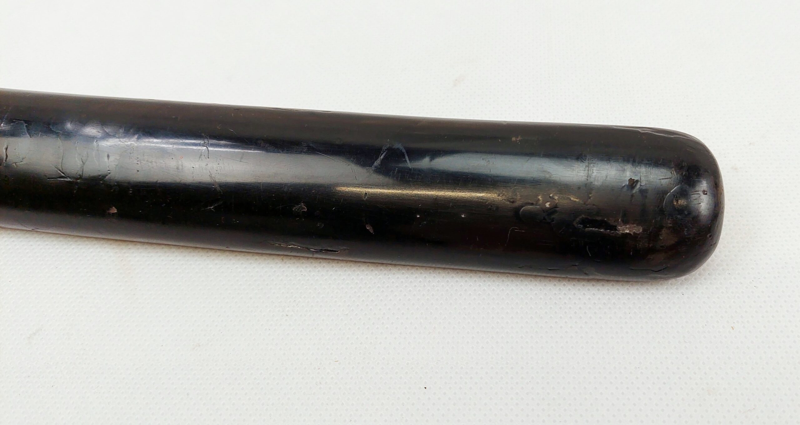 Fine Quality Circa 1550 Japanese Wakizashi With Two Hole Tang And Black Lacquered Scabbard - Image 3