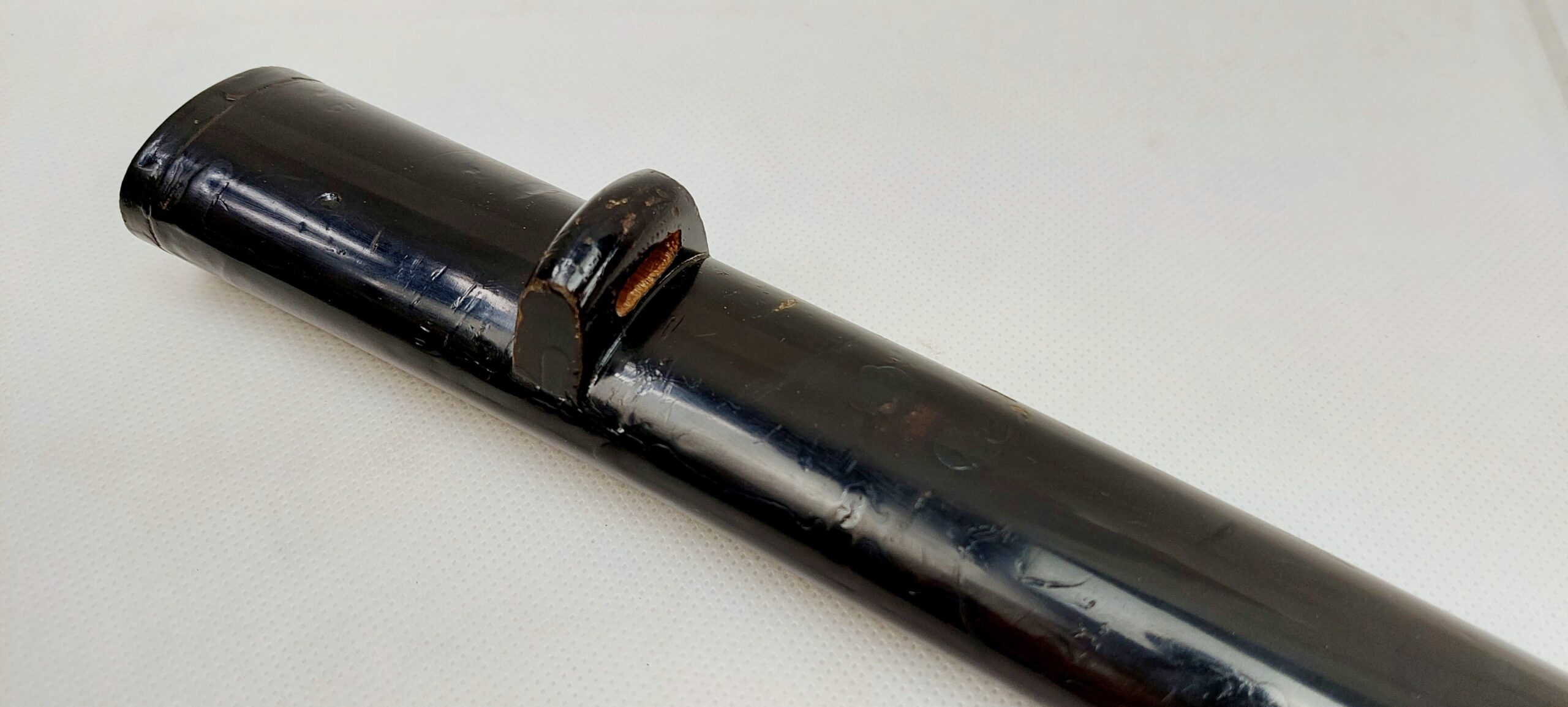Fine Quality Circa 1550 Japanese Wakizashi With Two Hole Tang And Black Lacquered Scabbard - Image 2