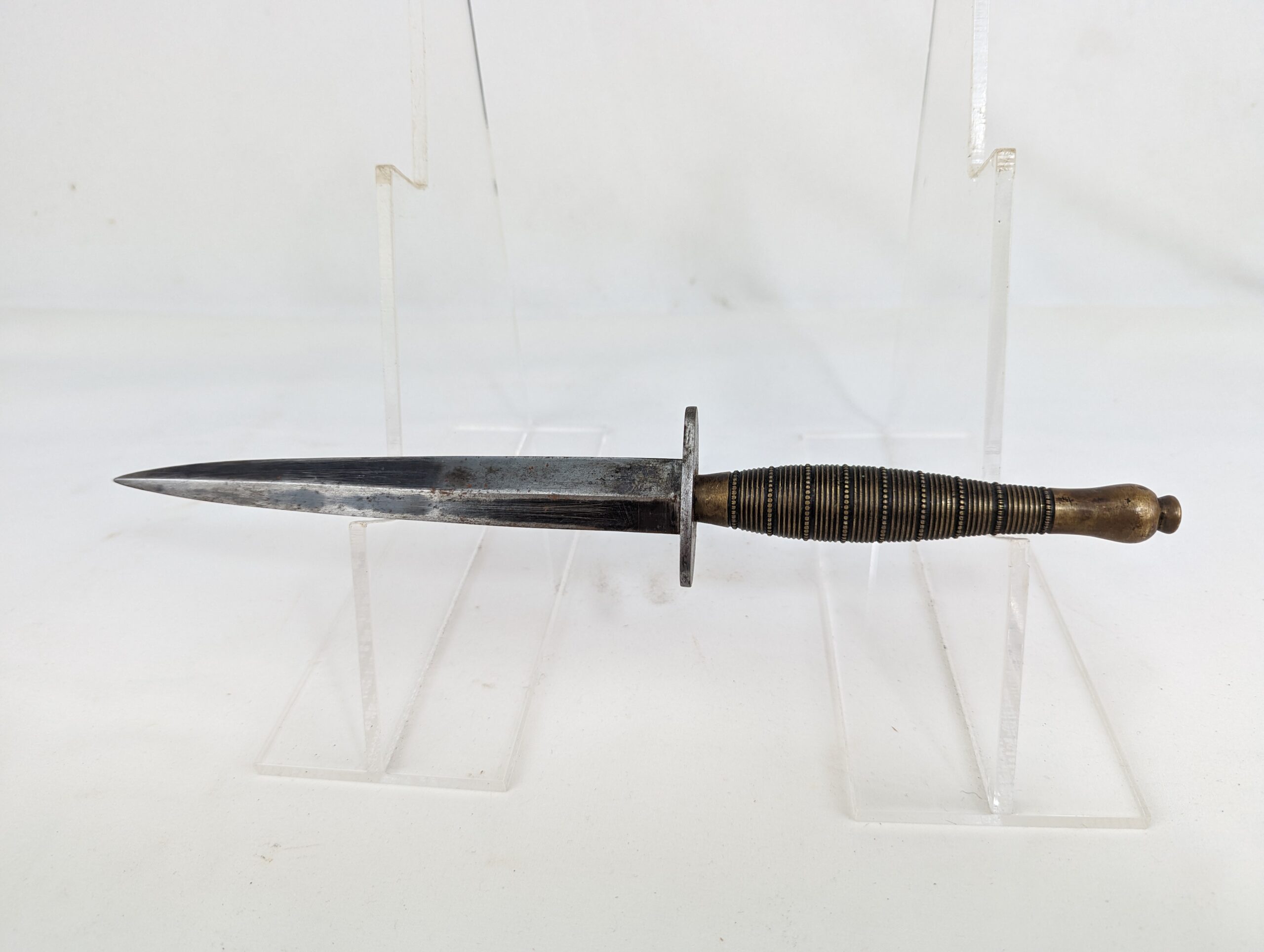 Rare 2nd Pattern Ribbed and Roped Fairbairn-Sykes Commando Dagger and Scabbard - Image 5