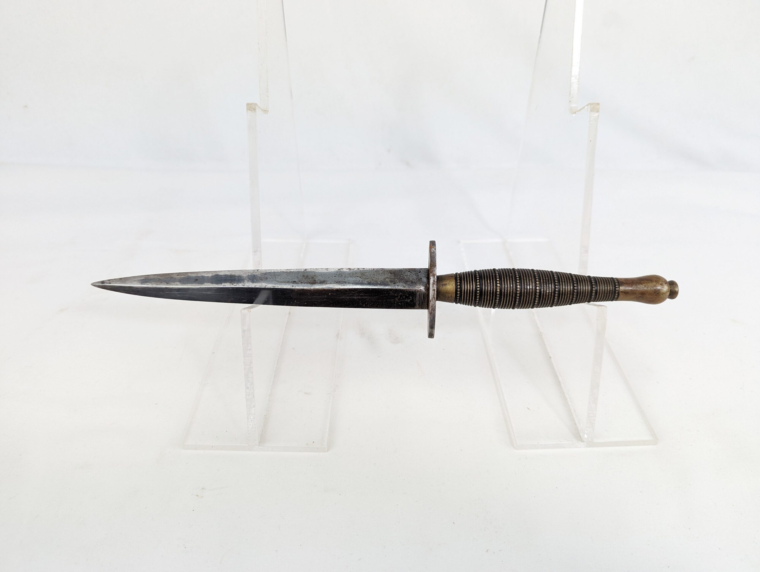 Rare 2nd Pattern Ribbed and Roped Fairbairn-Sykes Commando Dagger and Scabbard - Image 6