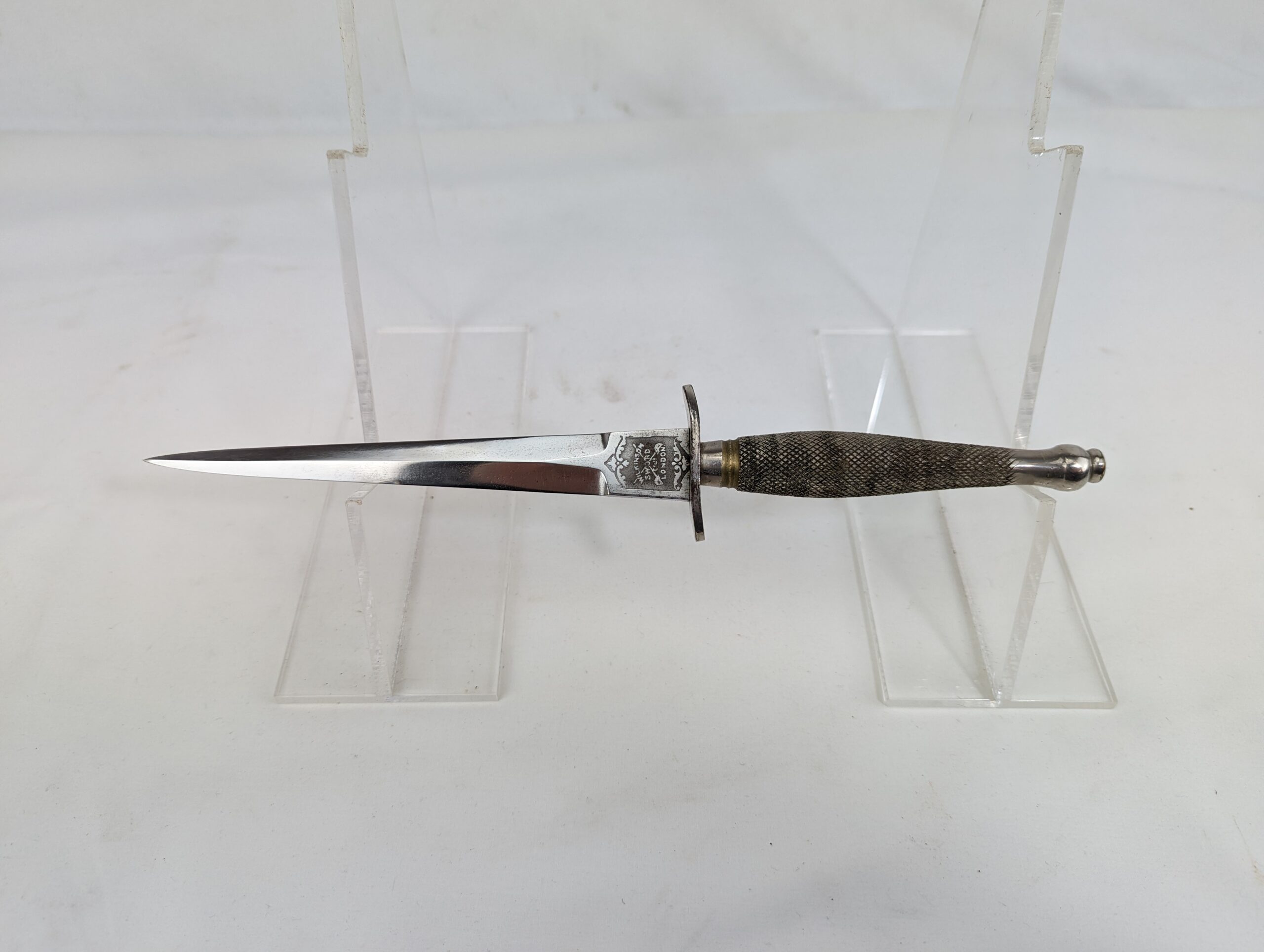Immaculate First Pattern Wilkinson Fairbairn Sykes Commando Fighting Knife and Scabbard - Image 9