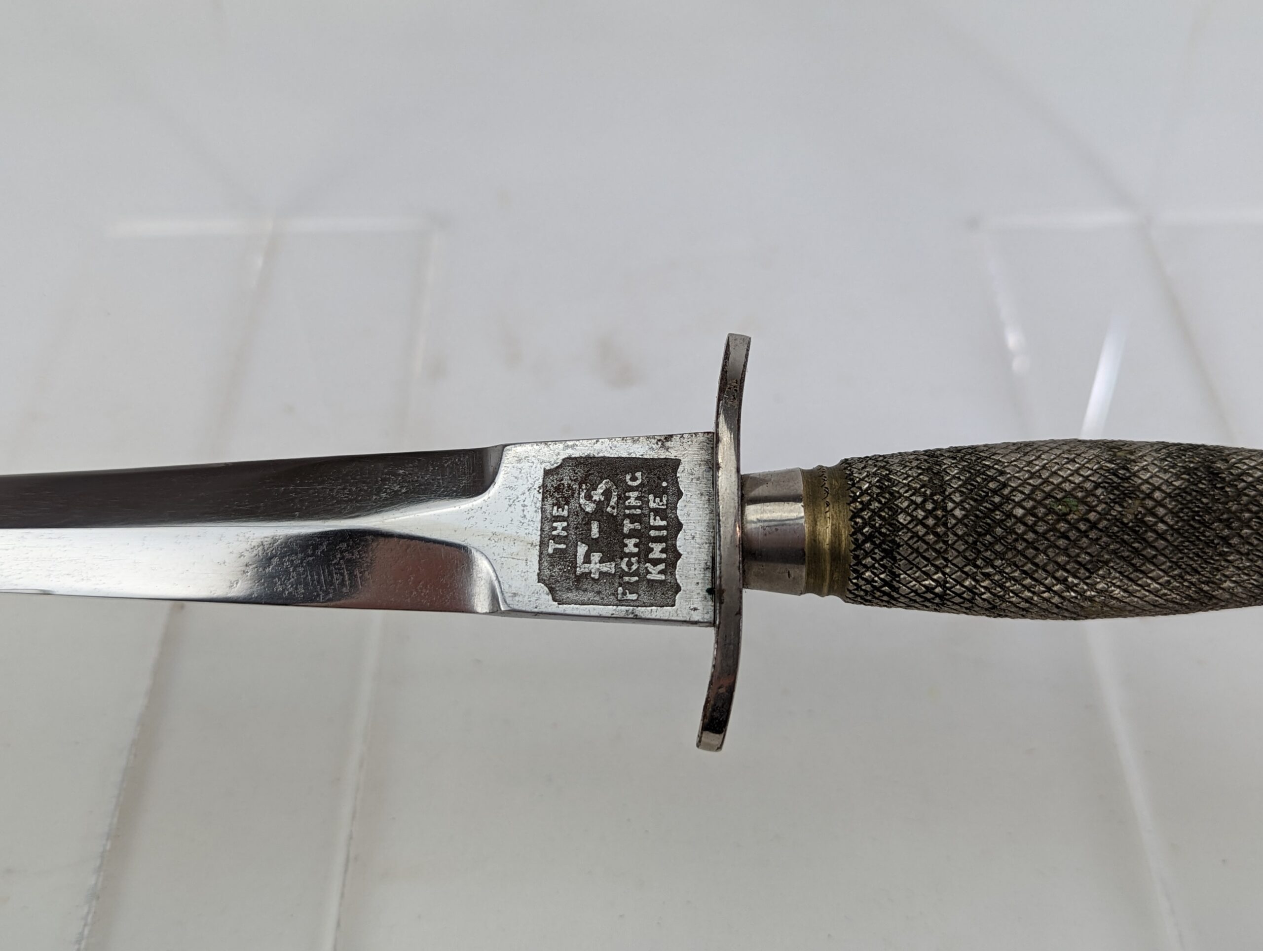 Immaculate First Pattern Wilkinson Fairbairn Sykes Commando Fighting Knife and Scabbard - Image 4