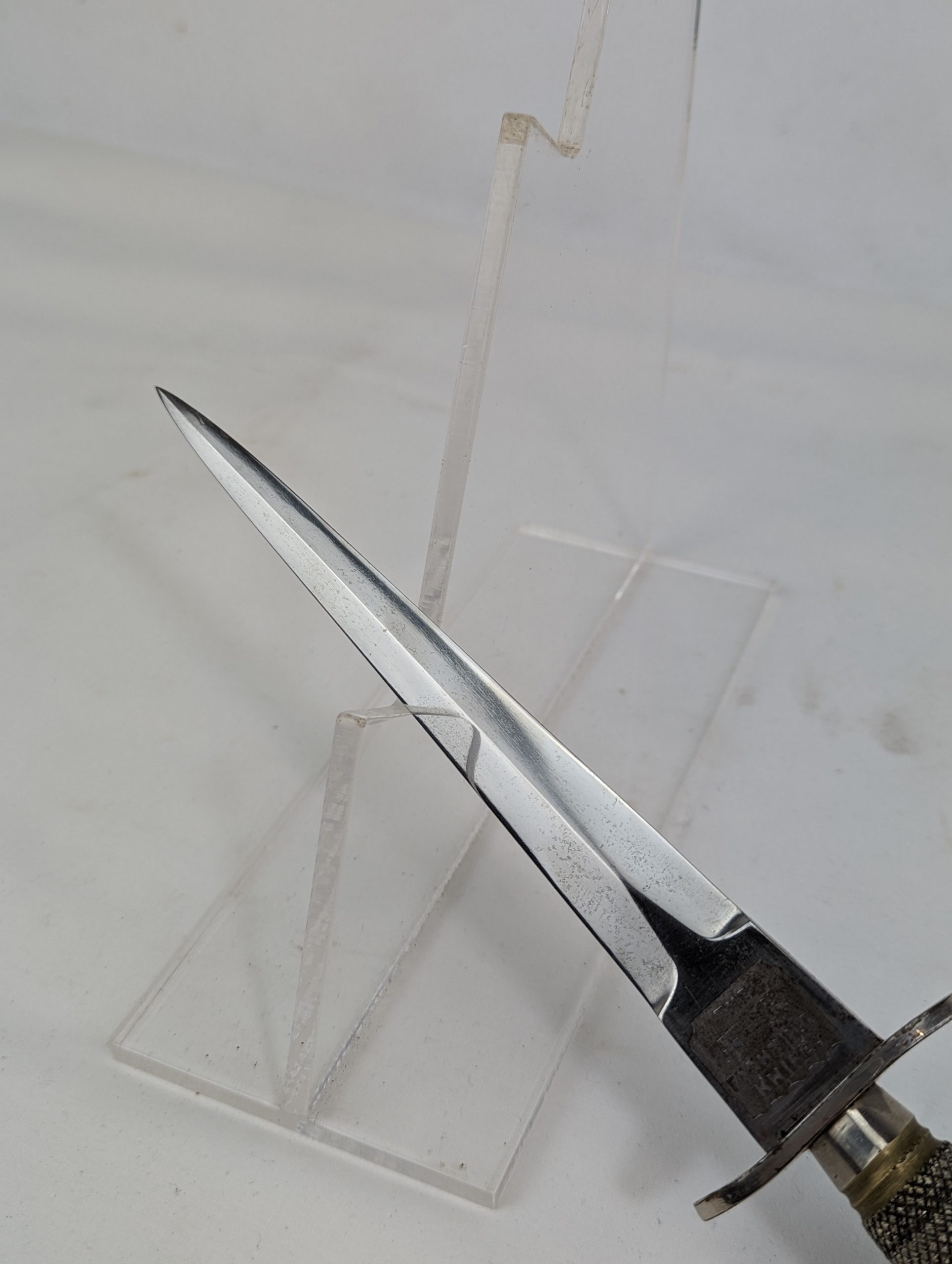 Immaculate First Pattern Wilkinson Fairbairn Sykes Commando Fighting Knife and Scabbard - Image 3