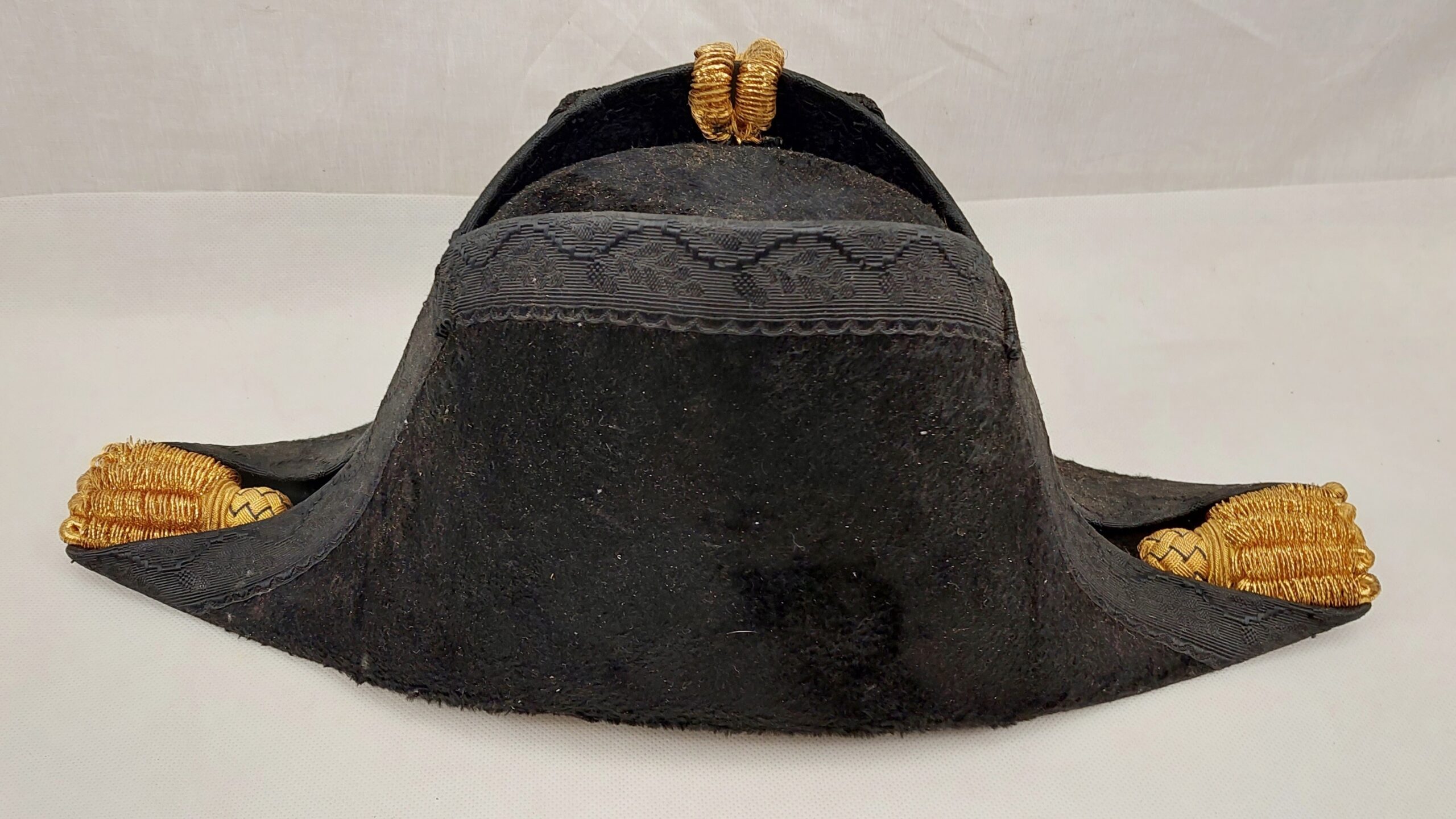 Cased Gieves Royal Navy Sub-Lieutenants Bicorne And Epaulette Set - Image 6