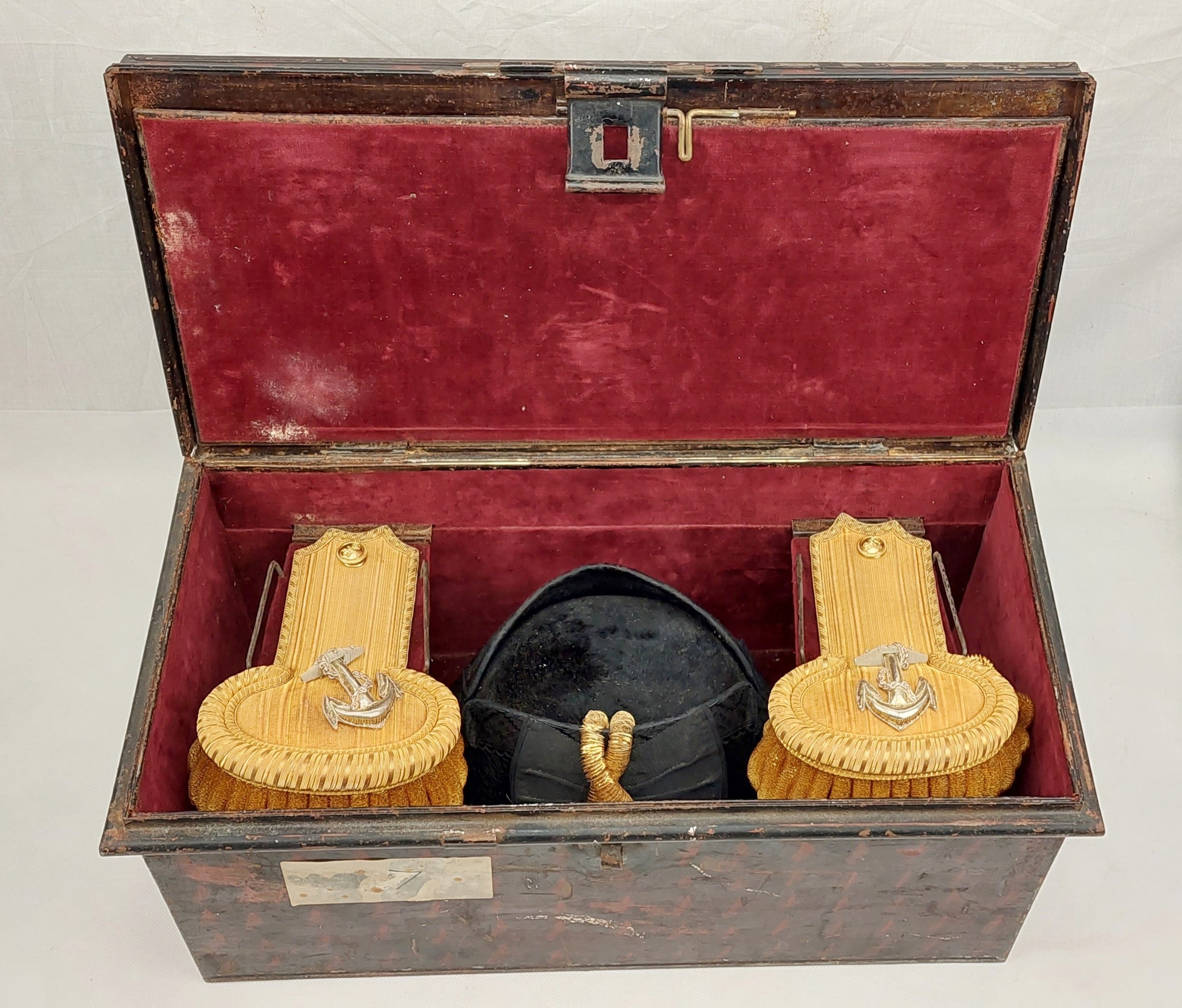 Cased Gieves Royal Navy Sub-Lieutenants Bicorne And Epaulette Set - Image 2