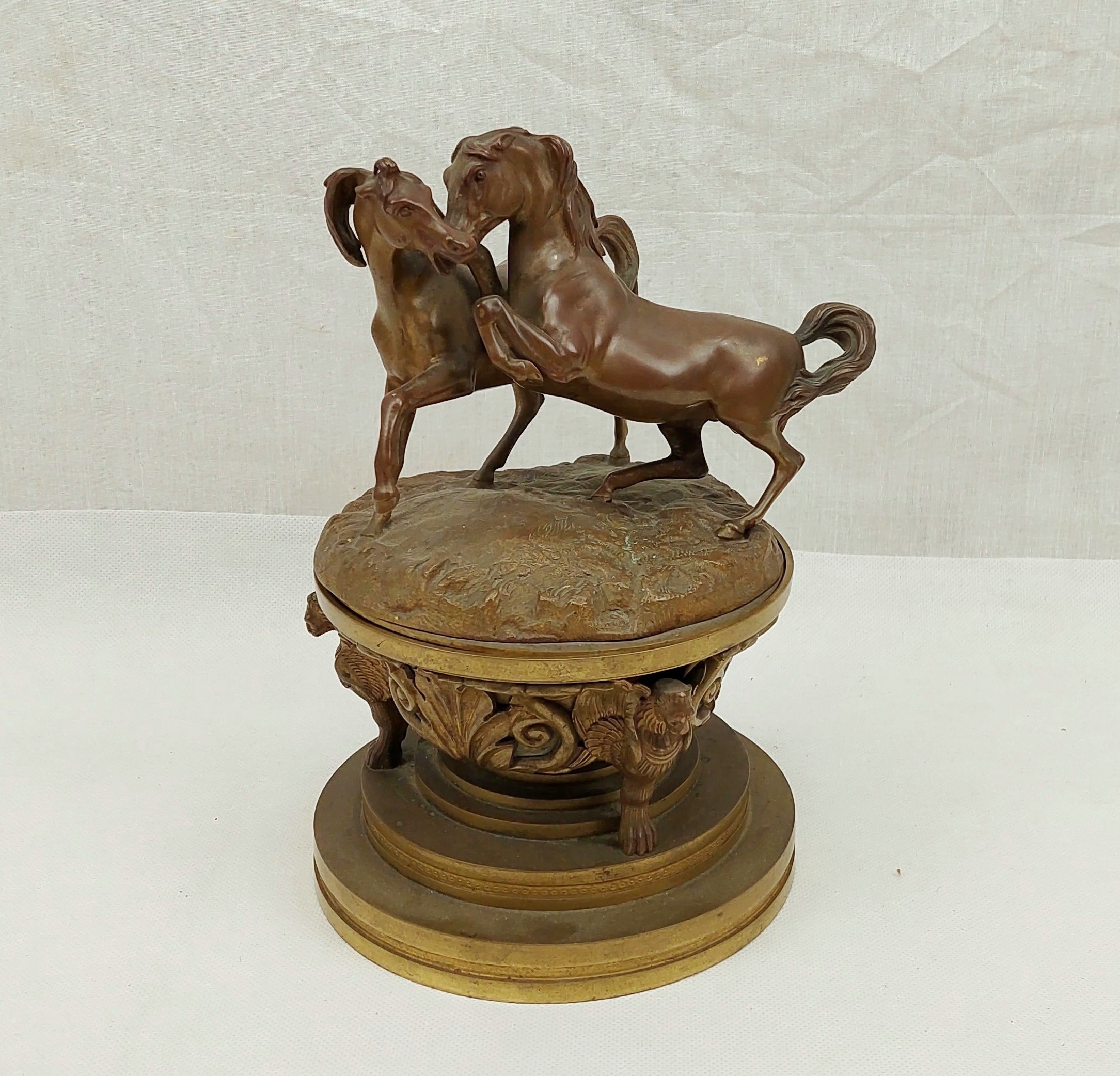 Finely Cast Victorian Bronze And Brass Desk Statue Of Two Prancing Horses