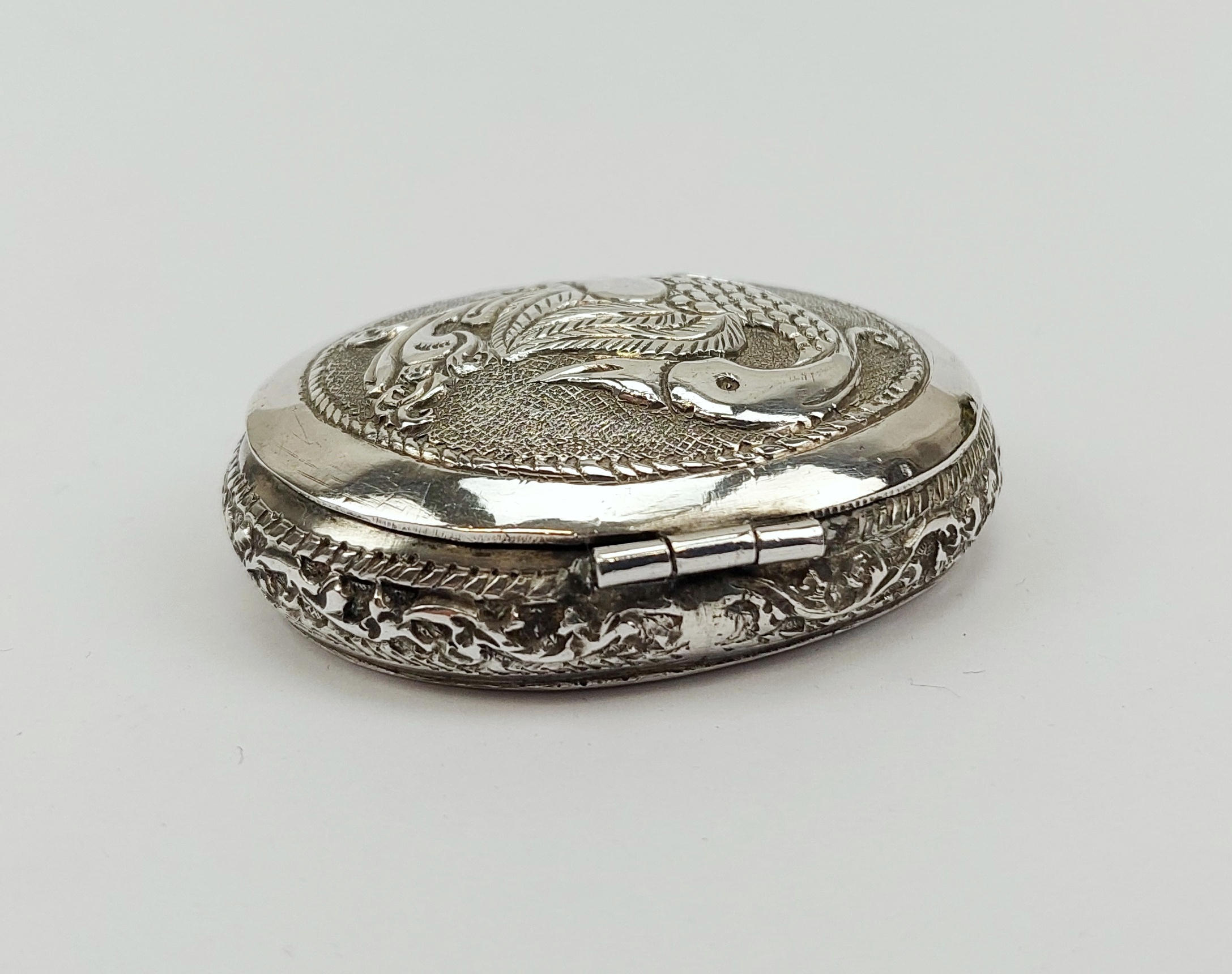 Chinese White Metal Pill Box With Dragon Decoration - Image 4