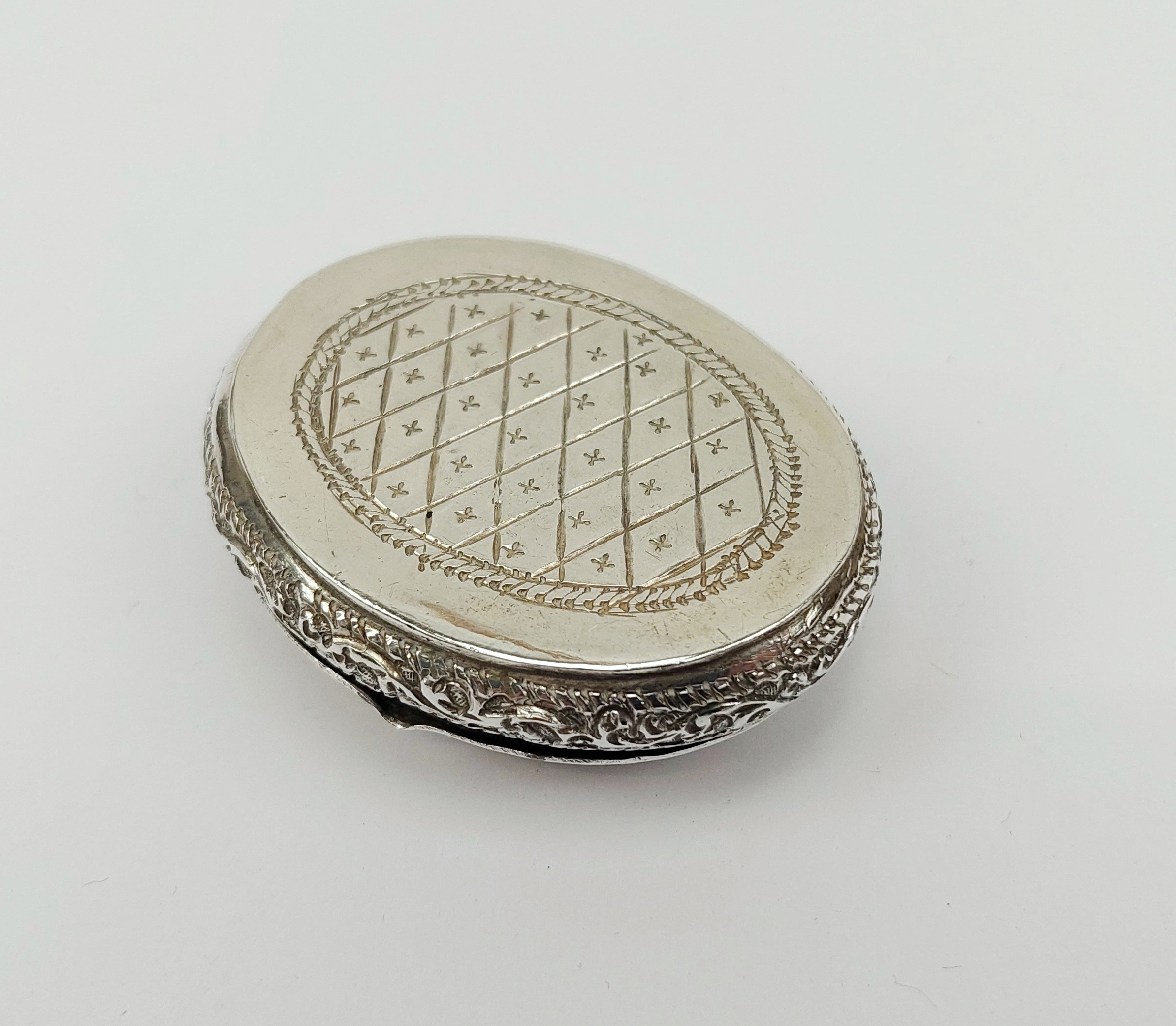 Chinese White Metal Pill Box With Dragon Decoration - Image 5