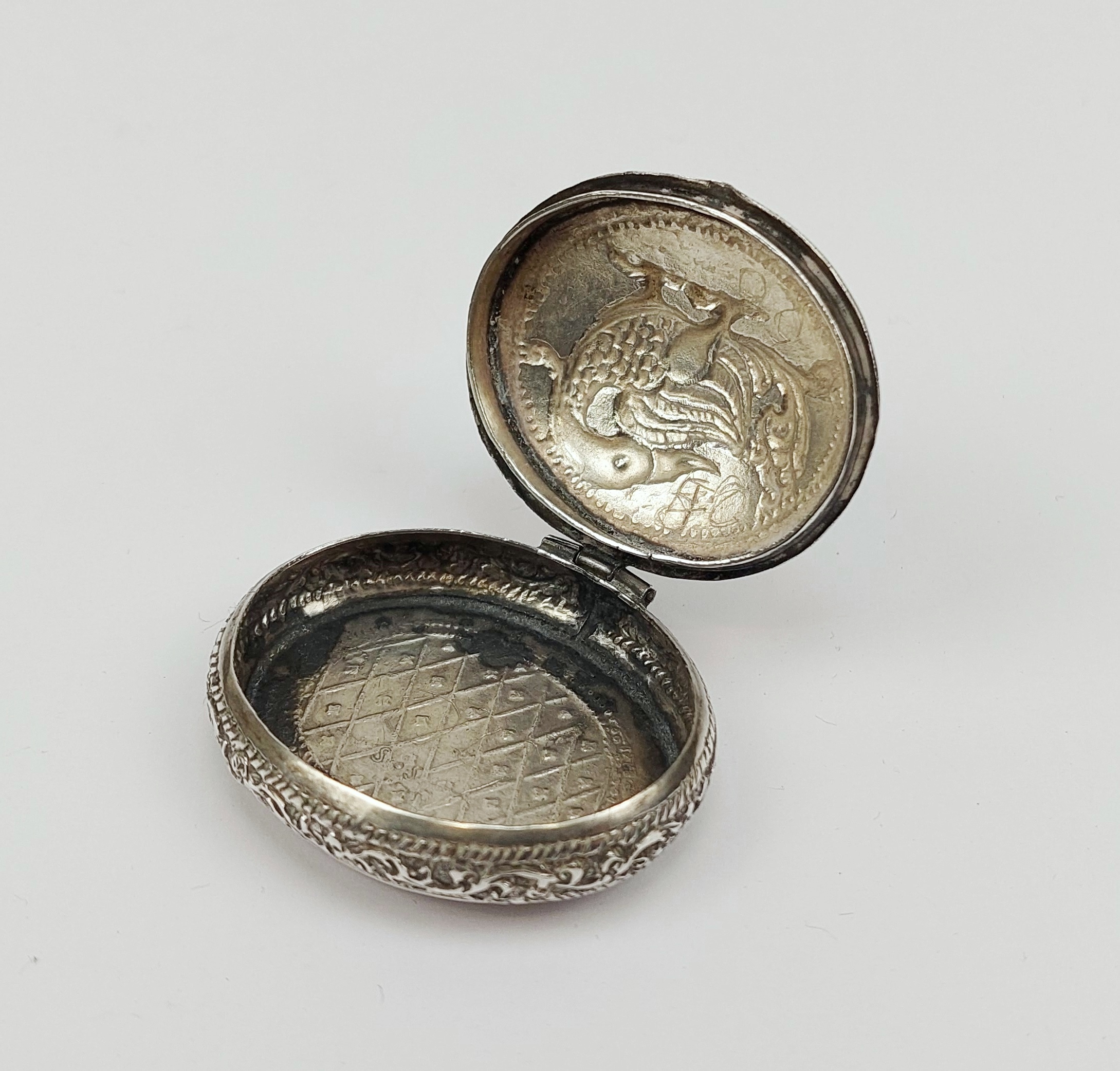 Chinese White Metal Pill Box With Dragon Decoration - Image 6