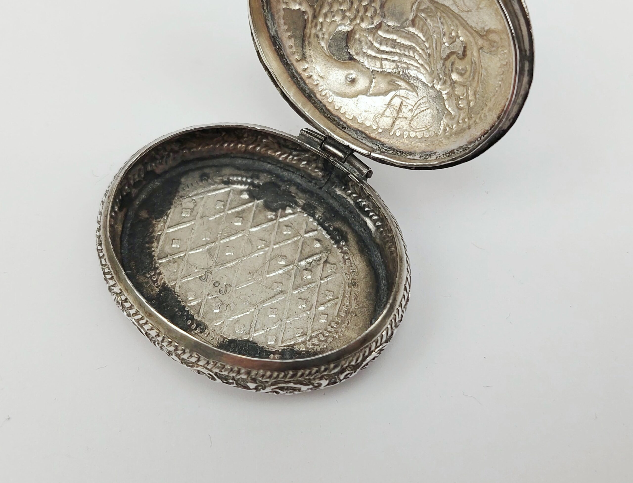 Chinese White Metal Pill Box With Dragon Decoration - Image 7