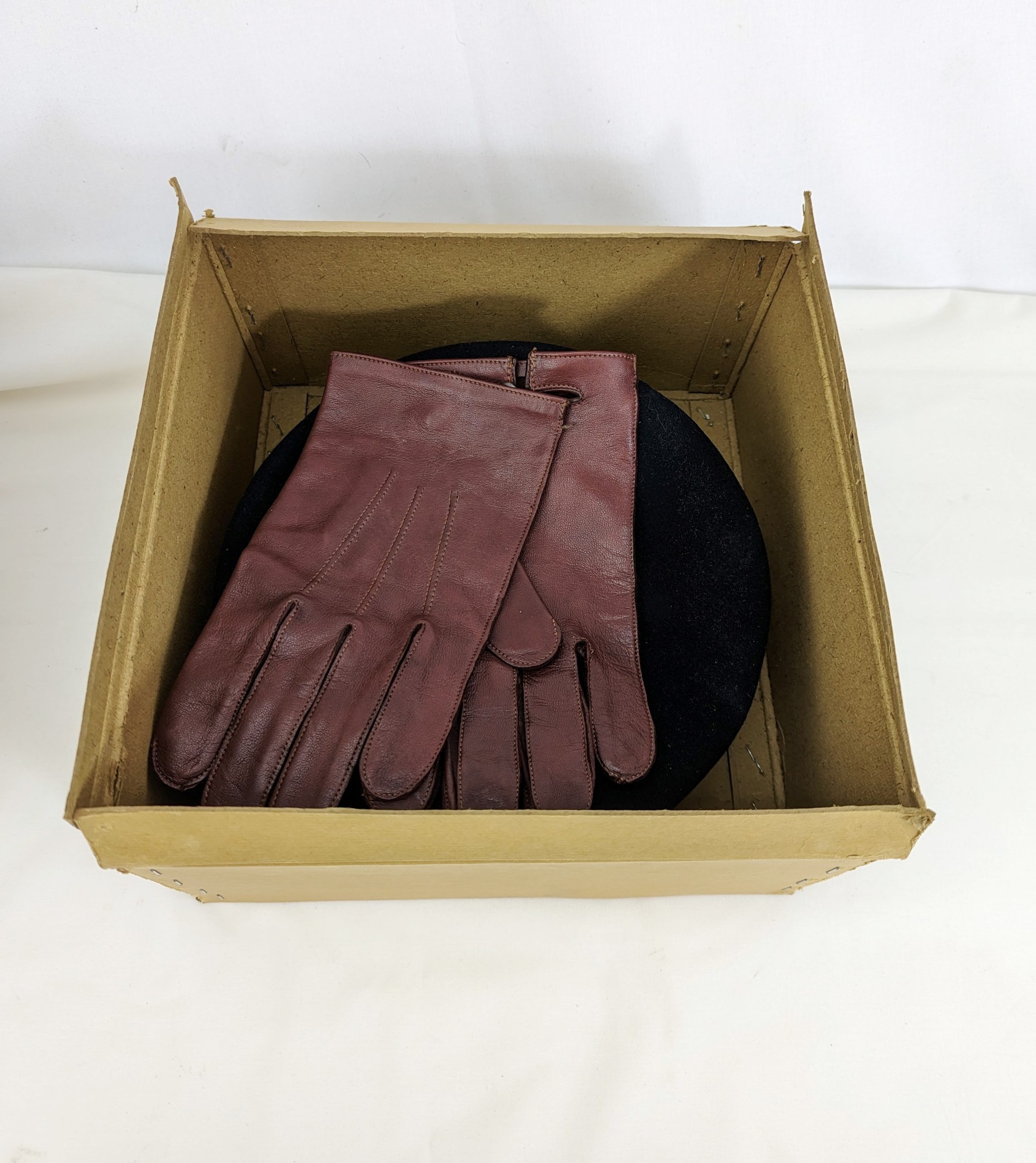 Major P.R. Elliot Royal Artillery Officer No.1 Cap with Gloves - Image 3