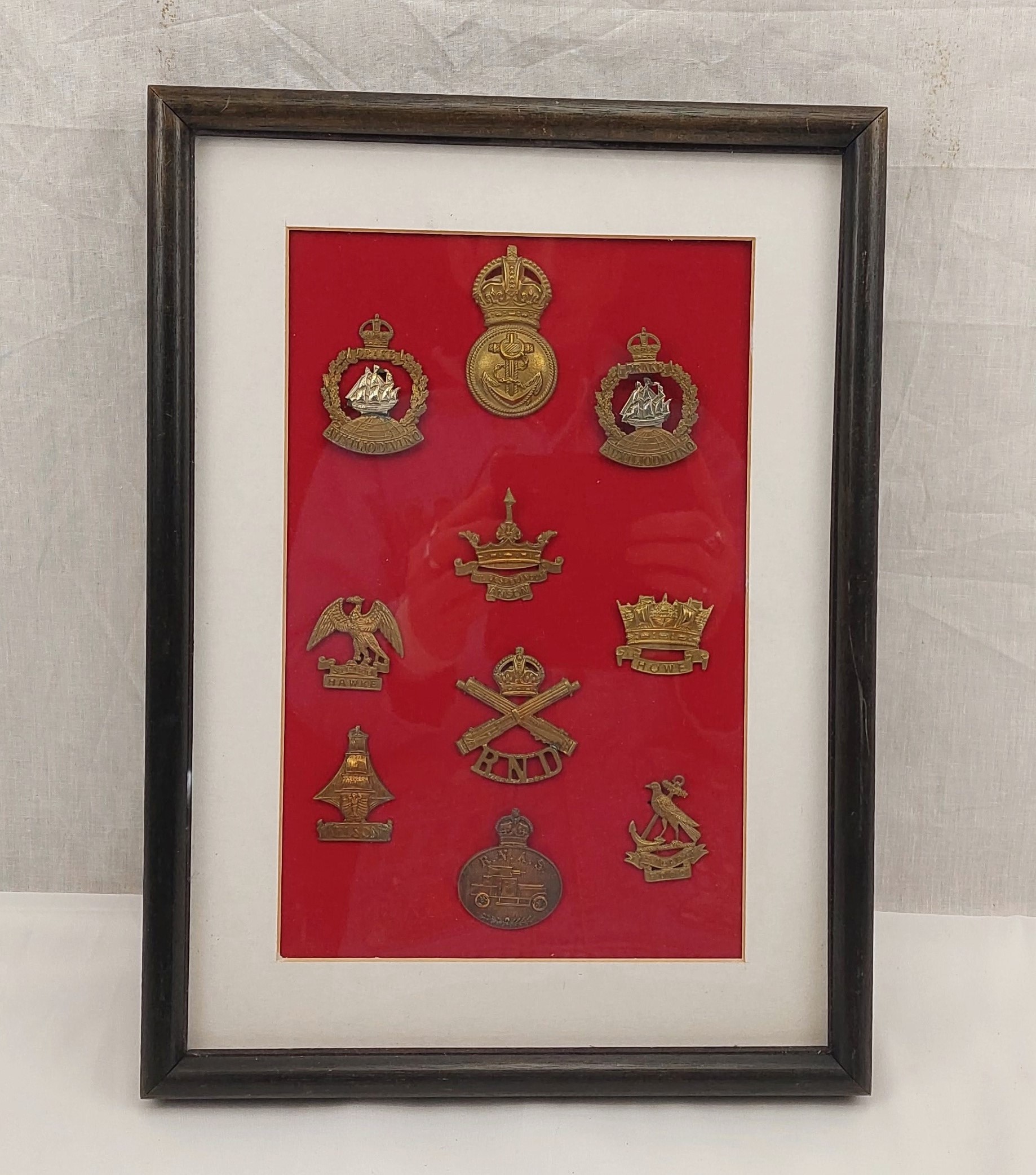 Excellent Framed Display Of Original WW1 Royal Navy Division Cap Badges