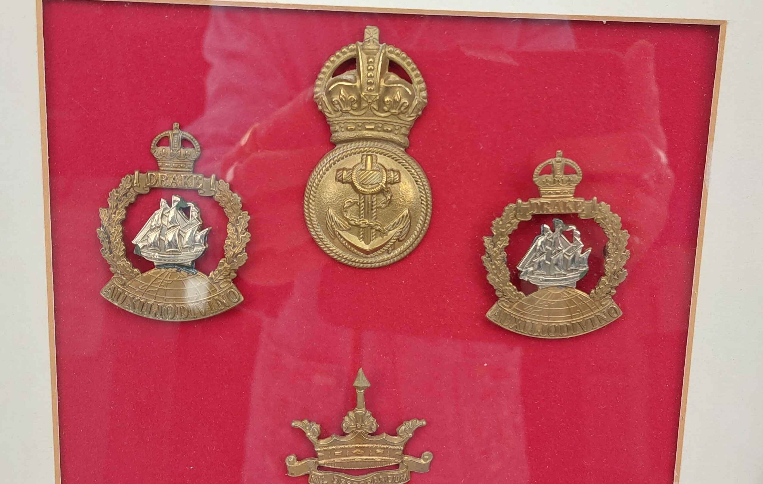 Excellent Framed Display Of Original WW1 Royal Navy Division Cap Badges - Image 5