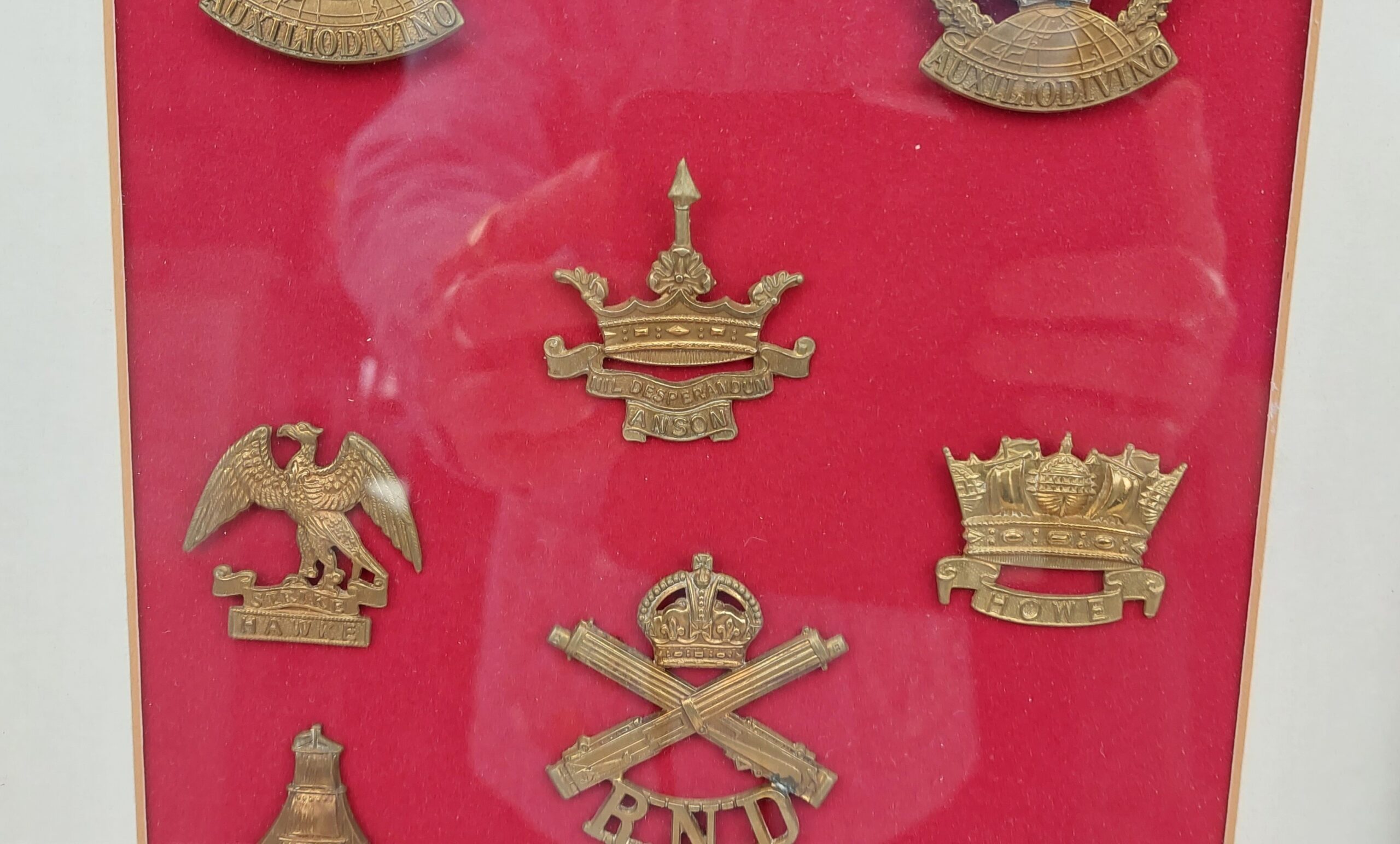 Excellent Framed Display Of Original WW1 Royal Navy Division Cap Badges - Image 4