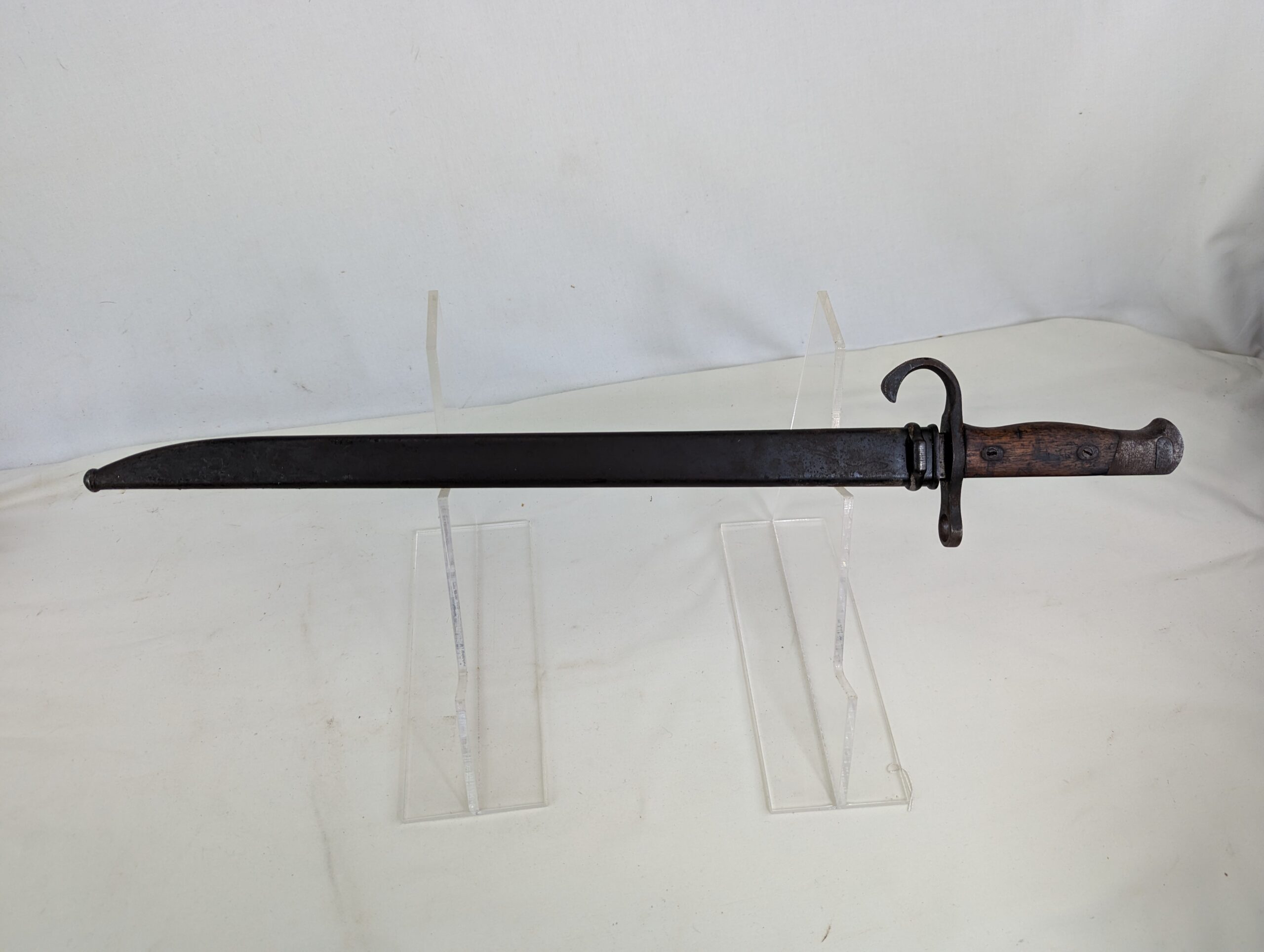Second World War Arisaka Hooked Quillon Bayonet and Scabbard - Image 2