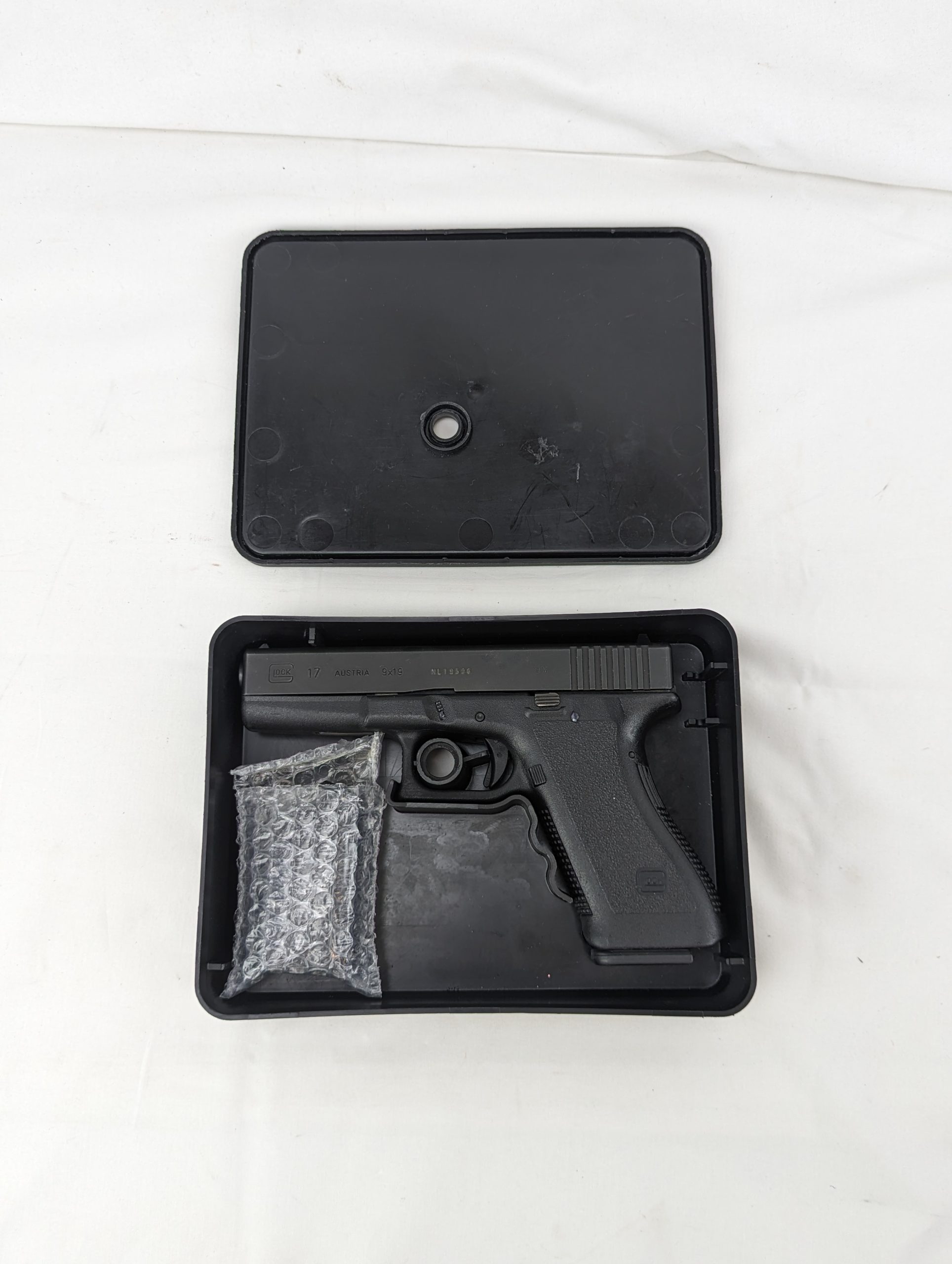 Deactivated Glock 17 Second Generation - Image 10