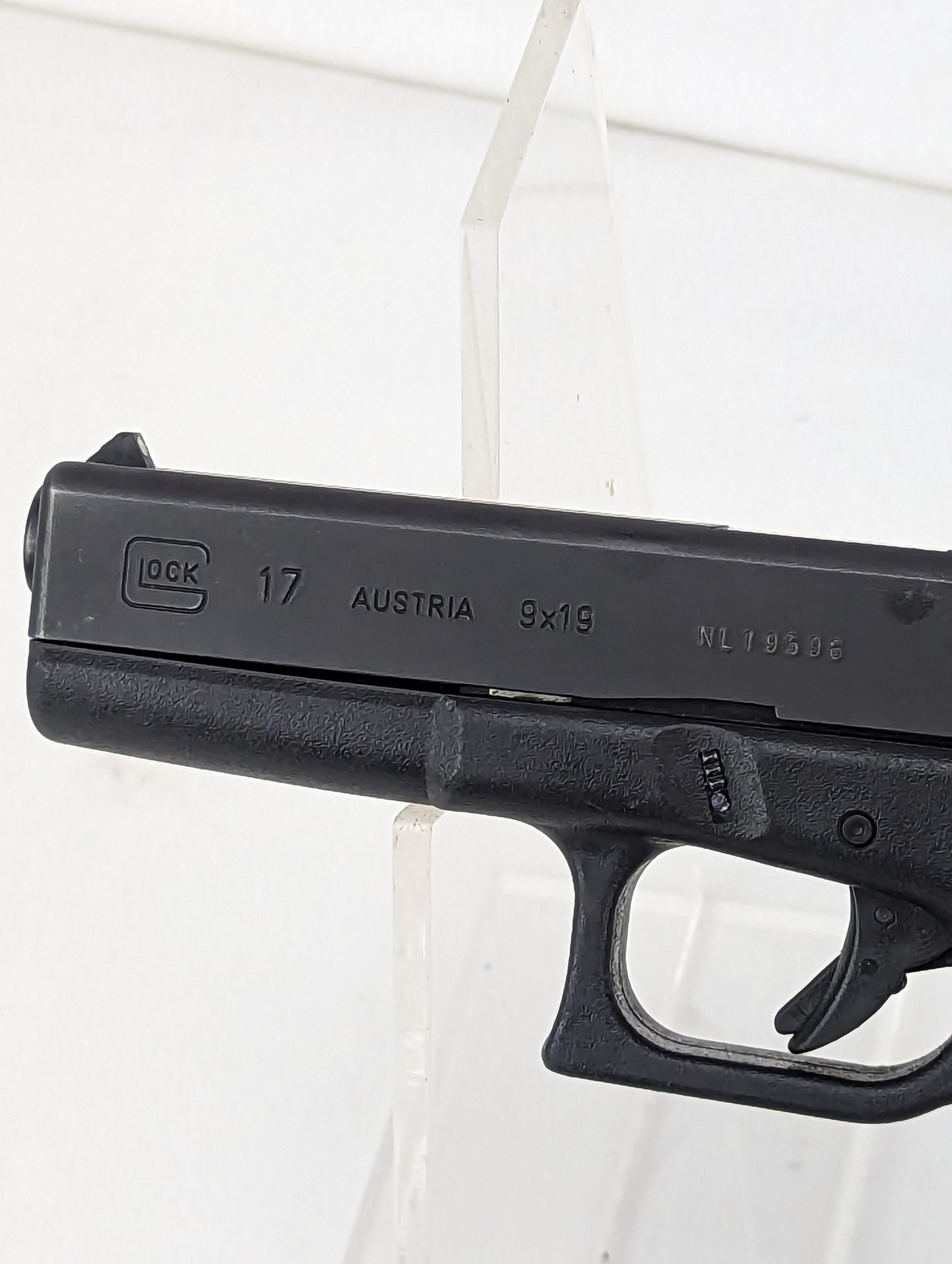 Deactivated Glock 17 Second Generation - Image 4