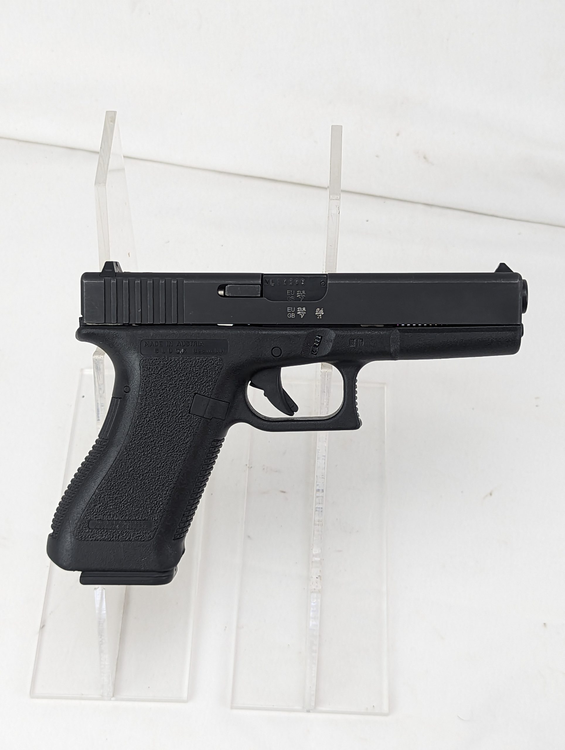 Deactivated Glock 17 Second Generation - Image 3