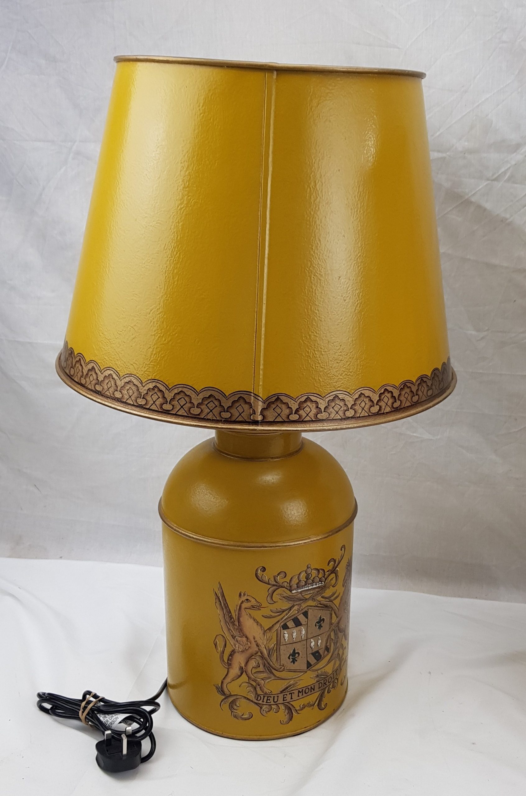 Pair of Modern French Toleware Lamps in Mustard With Armorial Crests - Image 3