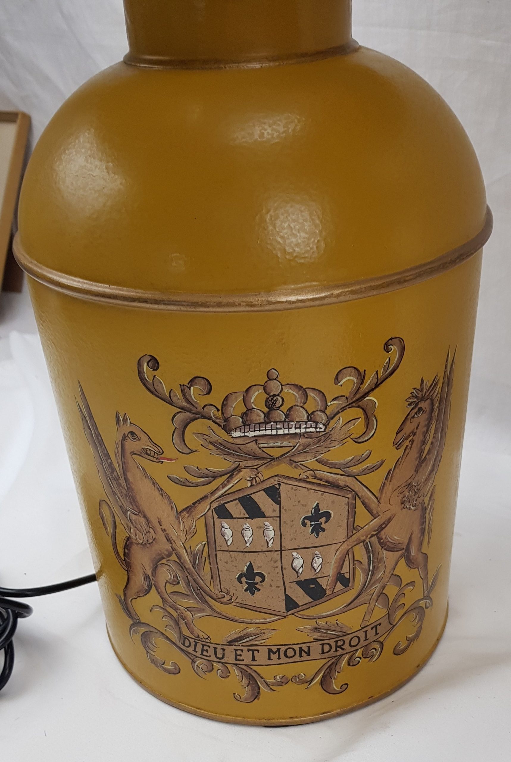 Pair of Modern French Toleware Lamps in Mustard With Armorial Crests - Image 4