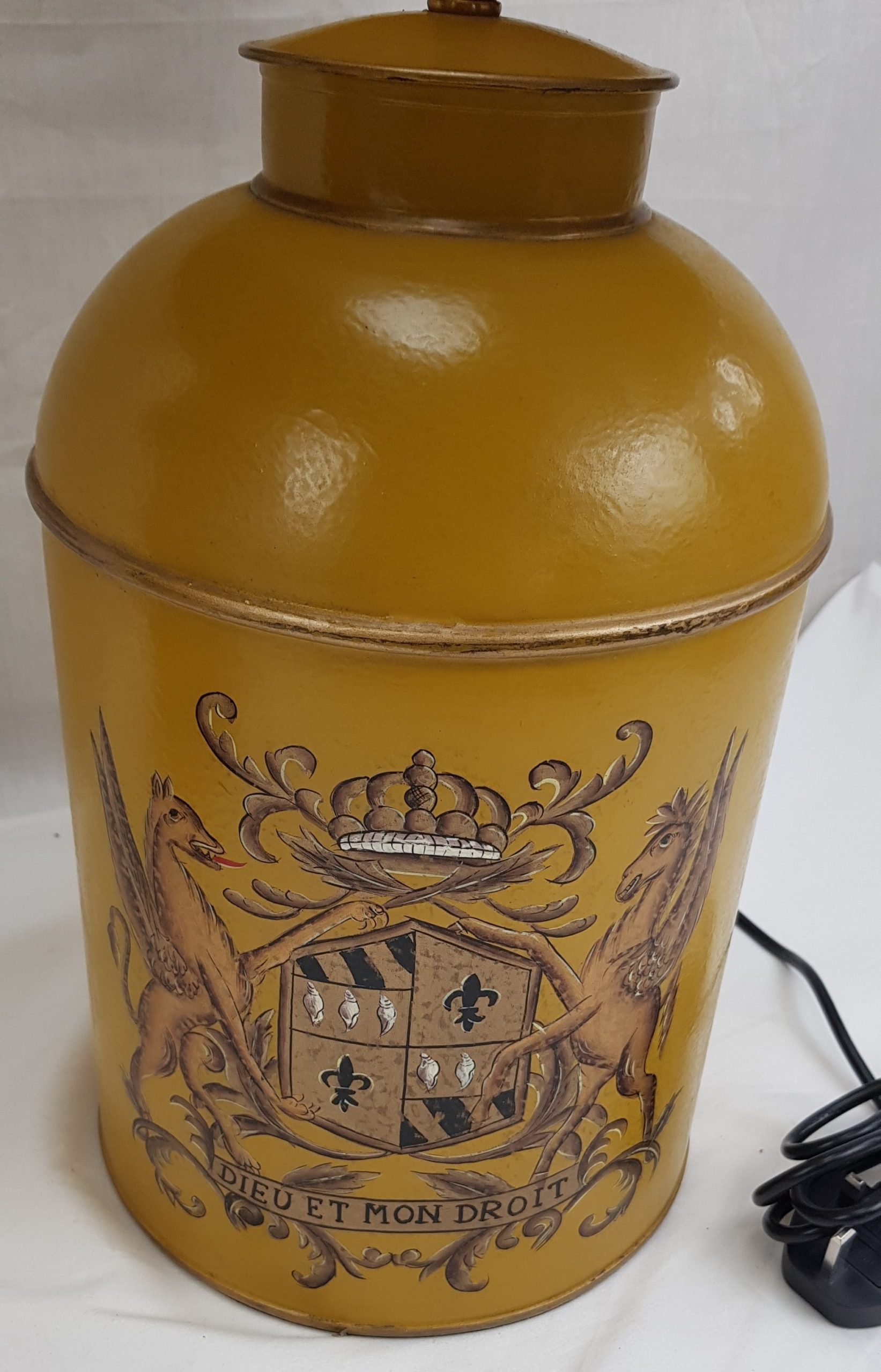 Pair of Modern French Toleware Lamps in Mustard With Armorial Crests - Image 5