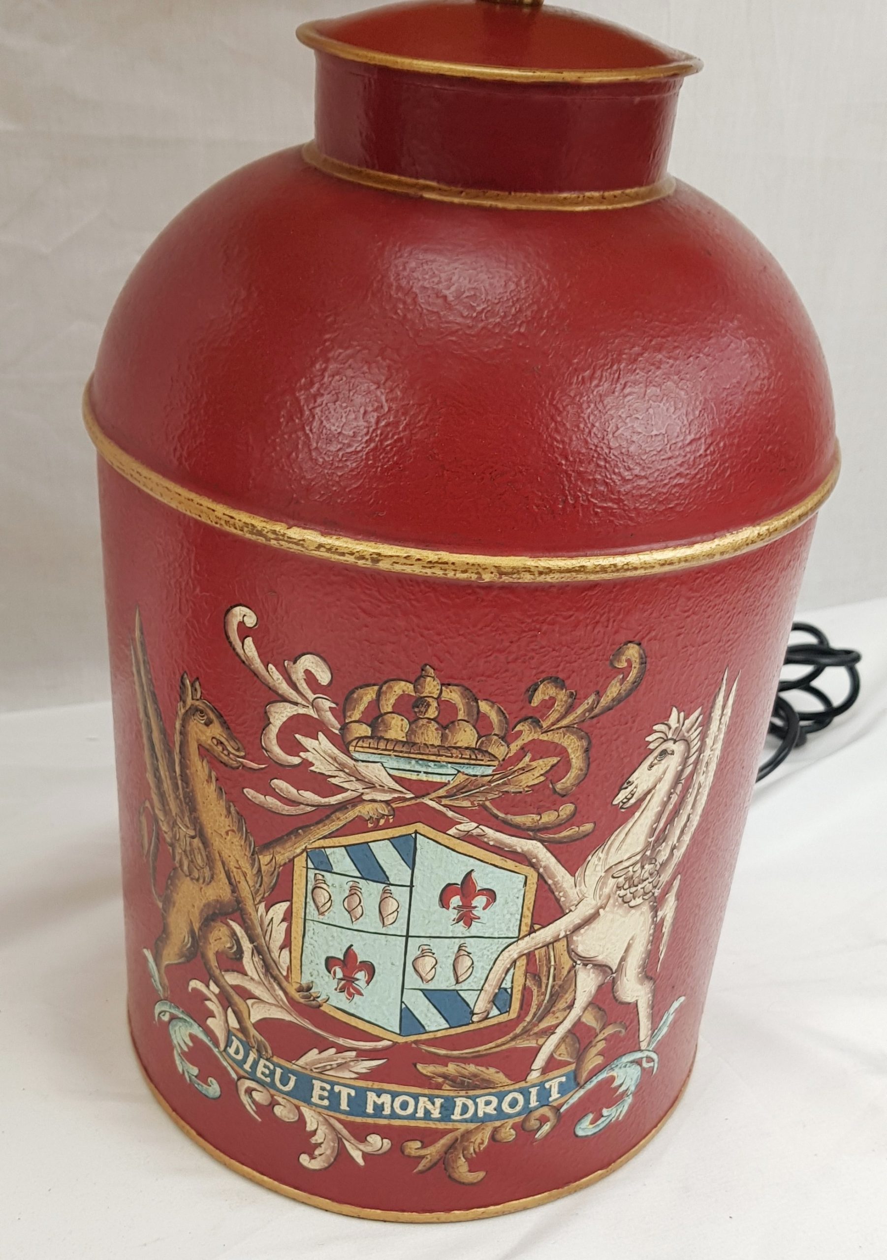 Pair of Modern French Toleware Lamps in Red With Armorial Crests - Image 3