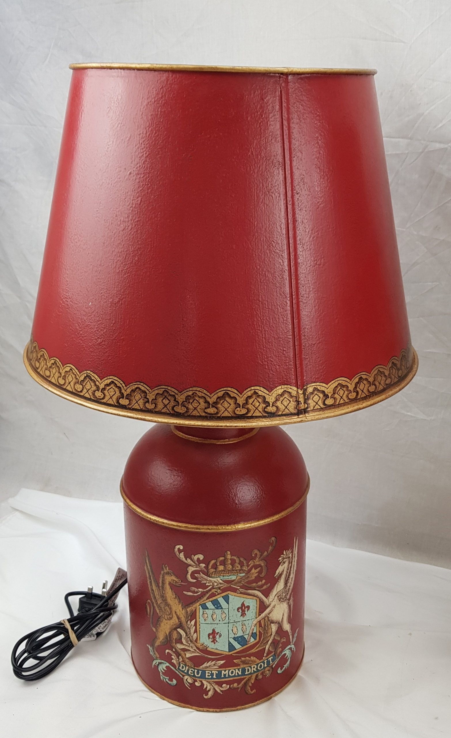 Pair of Modern French Toleware Lamps in Red With Armorial Crests - Image 4