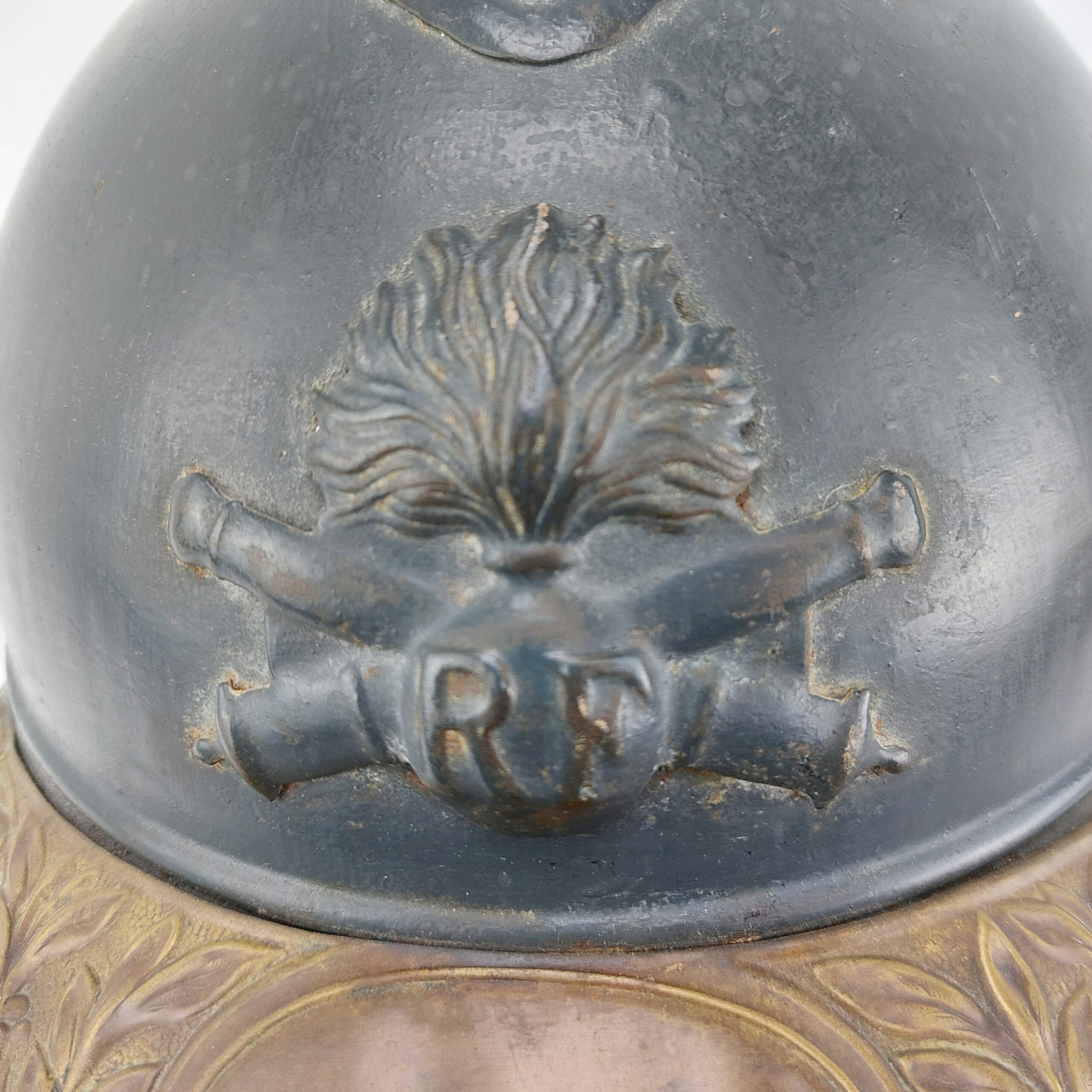 WW1 French Infantry Adrian Helmet with Souvenir Plaque "Soldat De La Grande Guerre 1914-1918 - Image 2