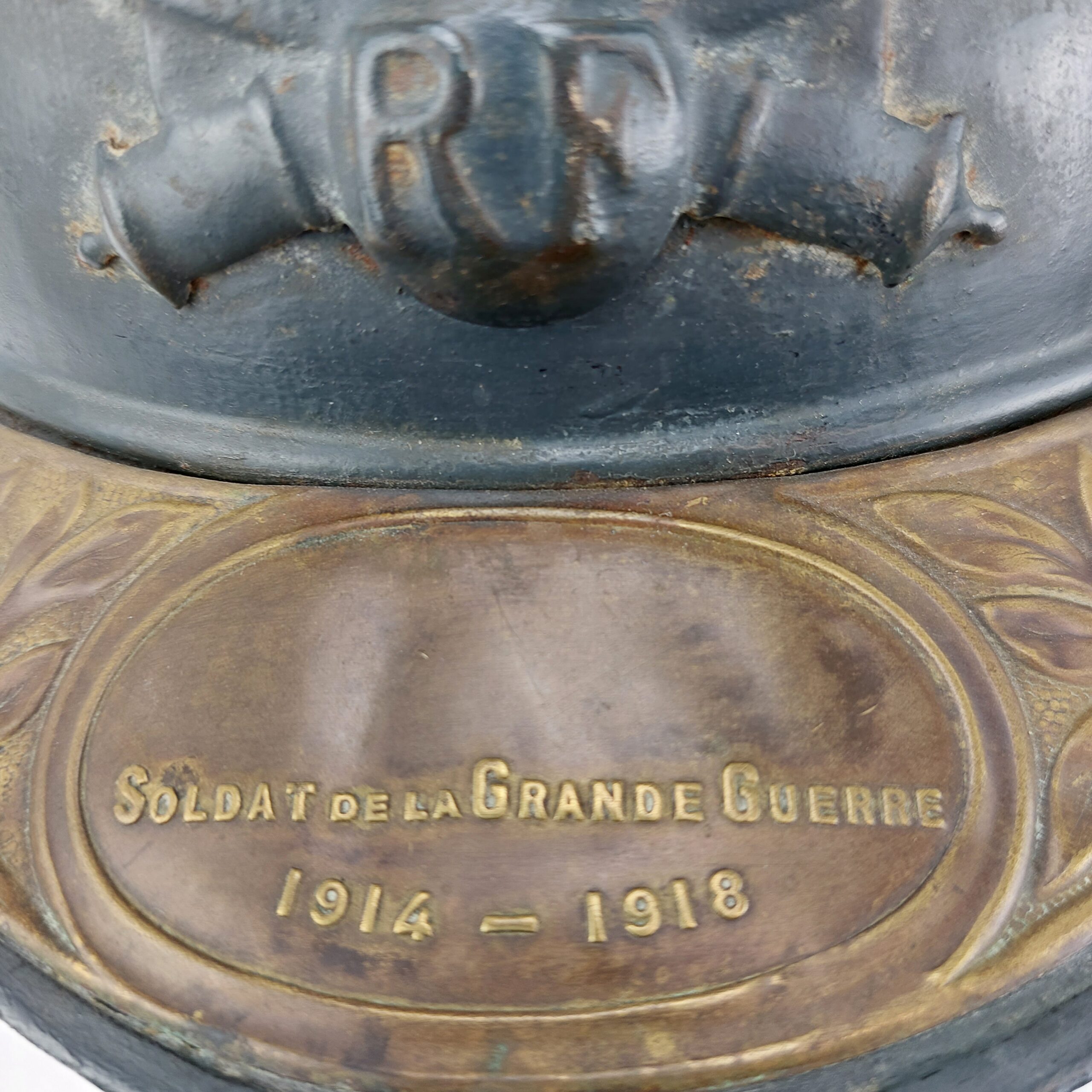 WW1 French Infantry Adrian Helmet with Souvenir Plaque "Soldat De La Grande Guerre 1914-1918 - Image 3