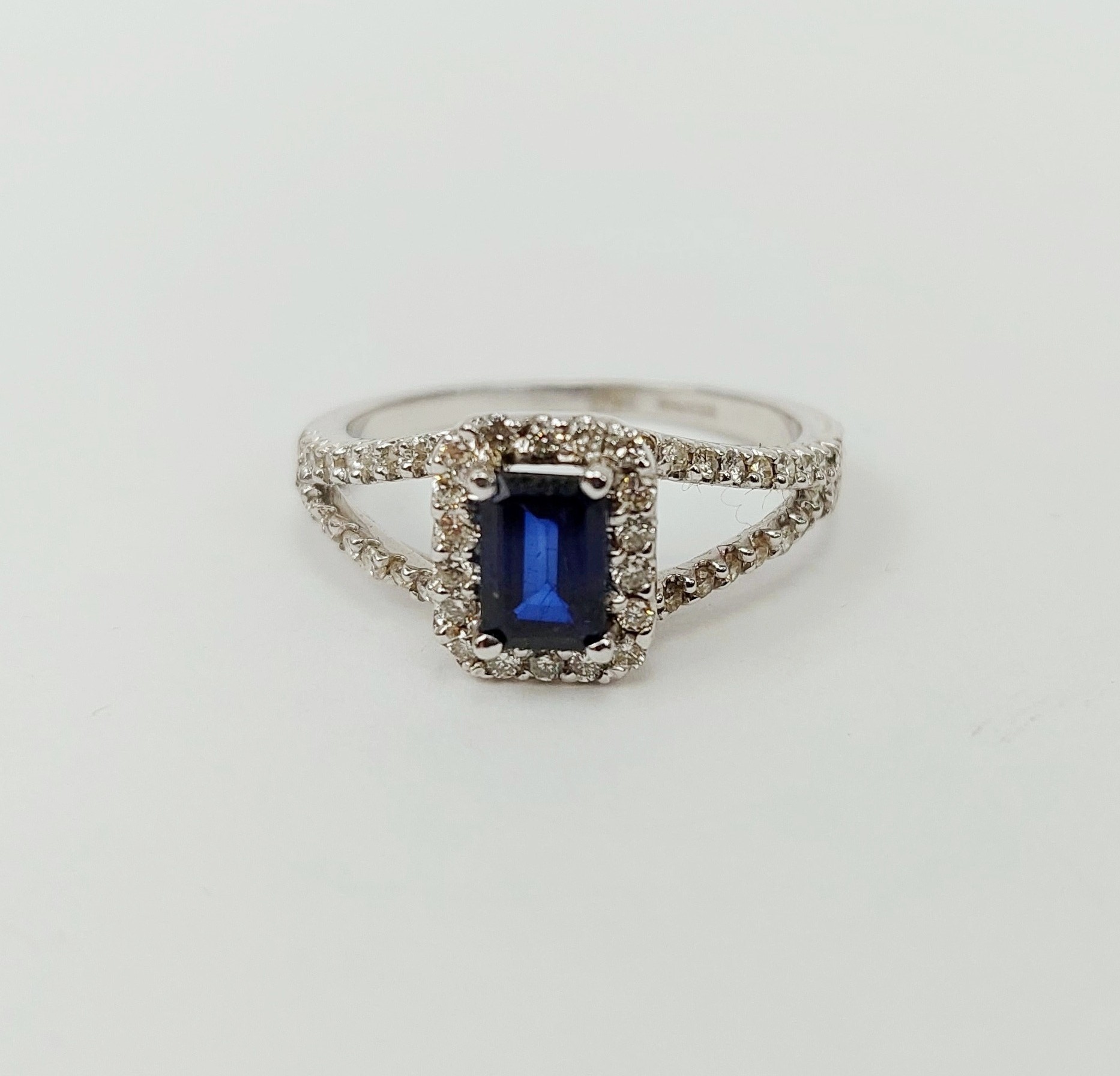 18ct White Gold Sapphire & Diamond Halo Ring UK Size N, US 6.75