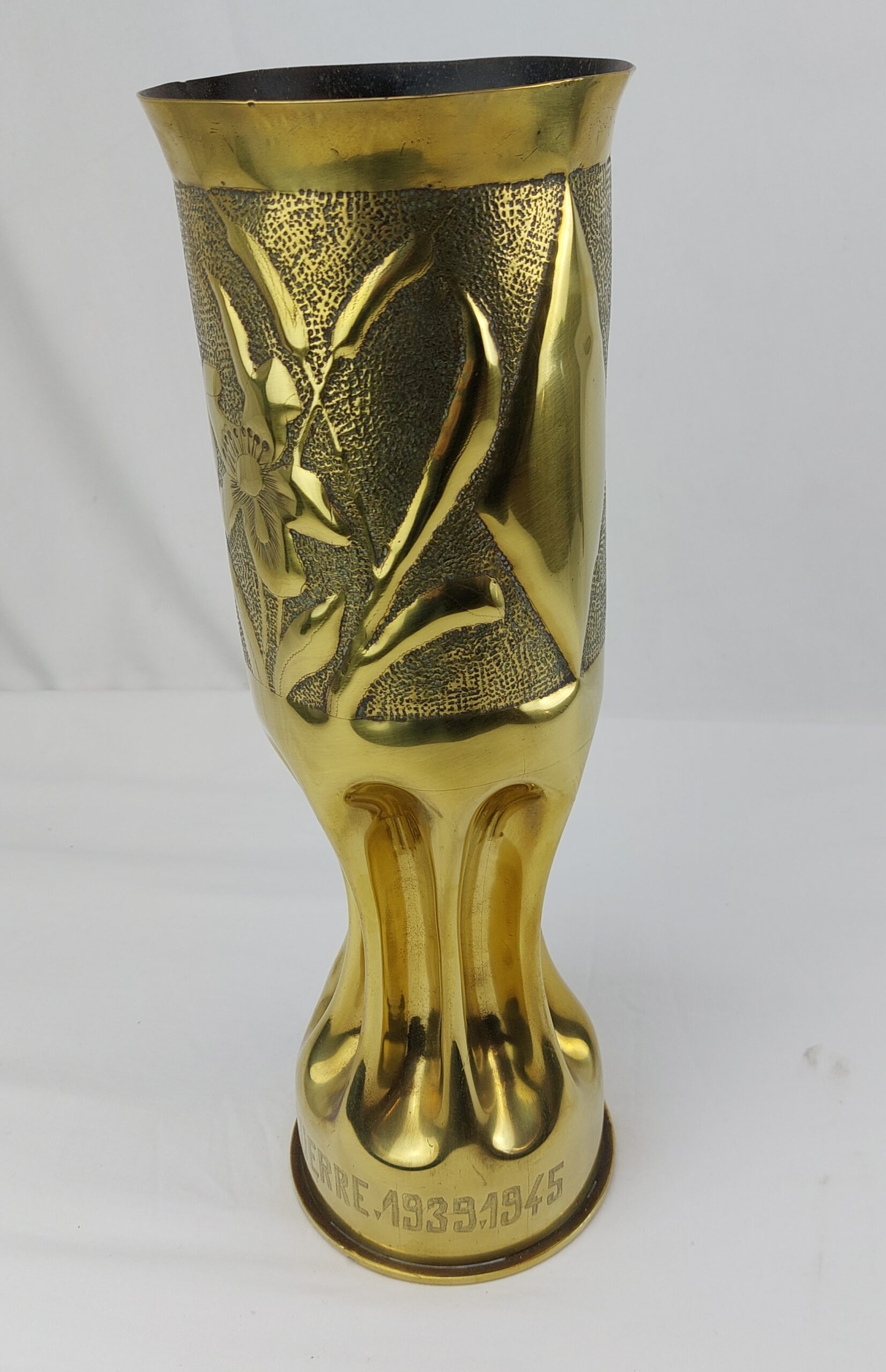 WW2, Ornate, French Trench Art, Brass 'Guerre 1939, 1945' Vase. Made from 105 MM M14 Type 1 Shell, dated 1944 - Image 2