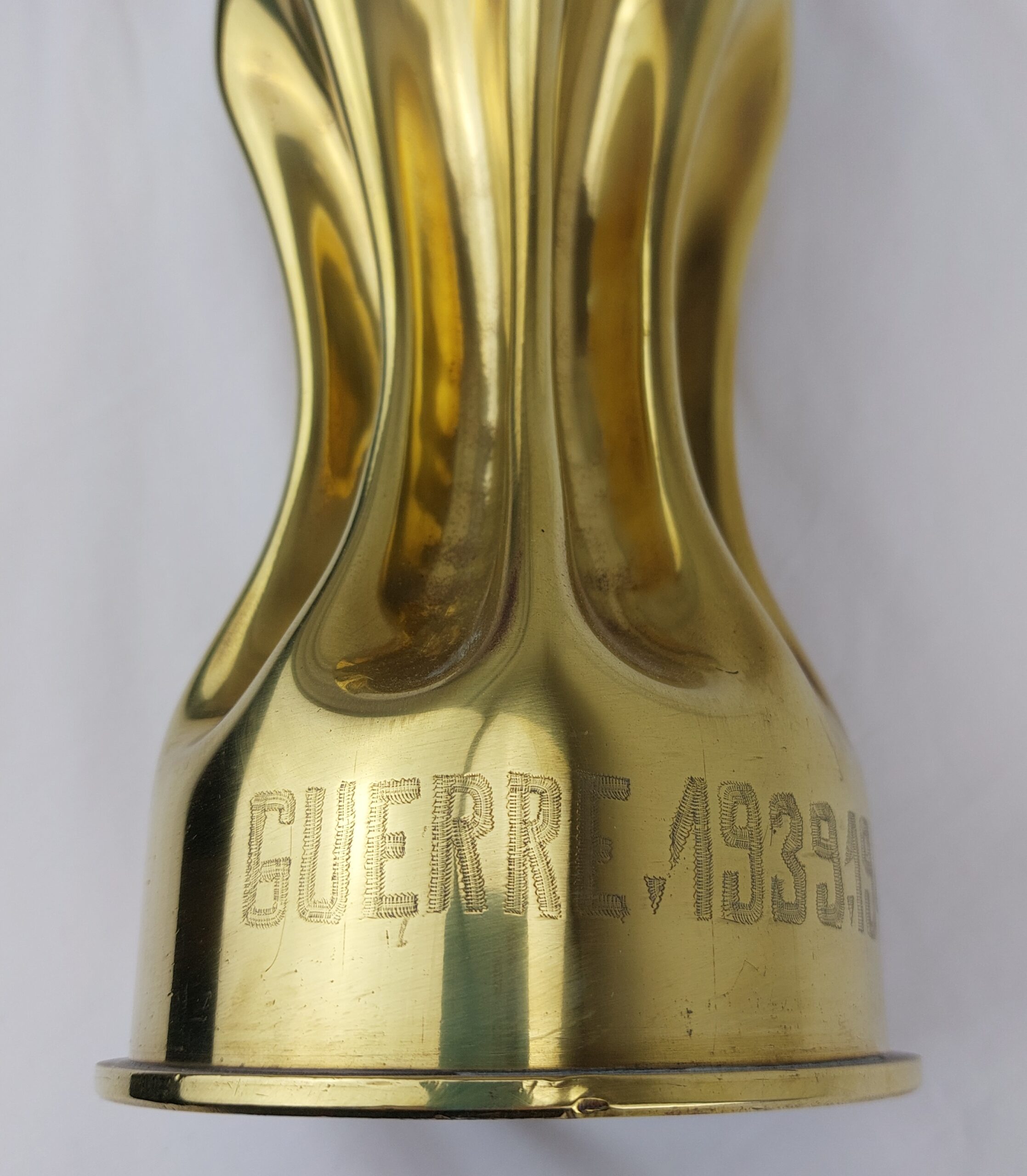 WW2, Ornate, French Trench Art, Brass 'Guerre 1939, 1945' Vase. Made from 105 MM M14 Type 1 Shell, dated 1944 - Image 4
