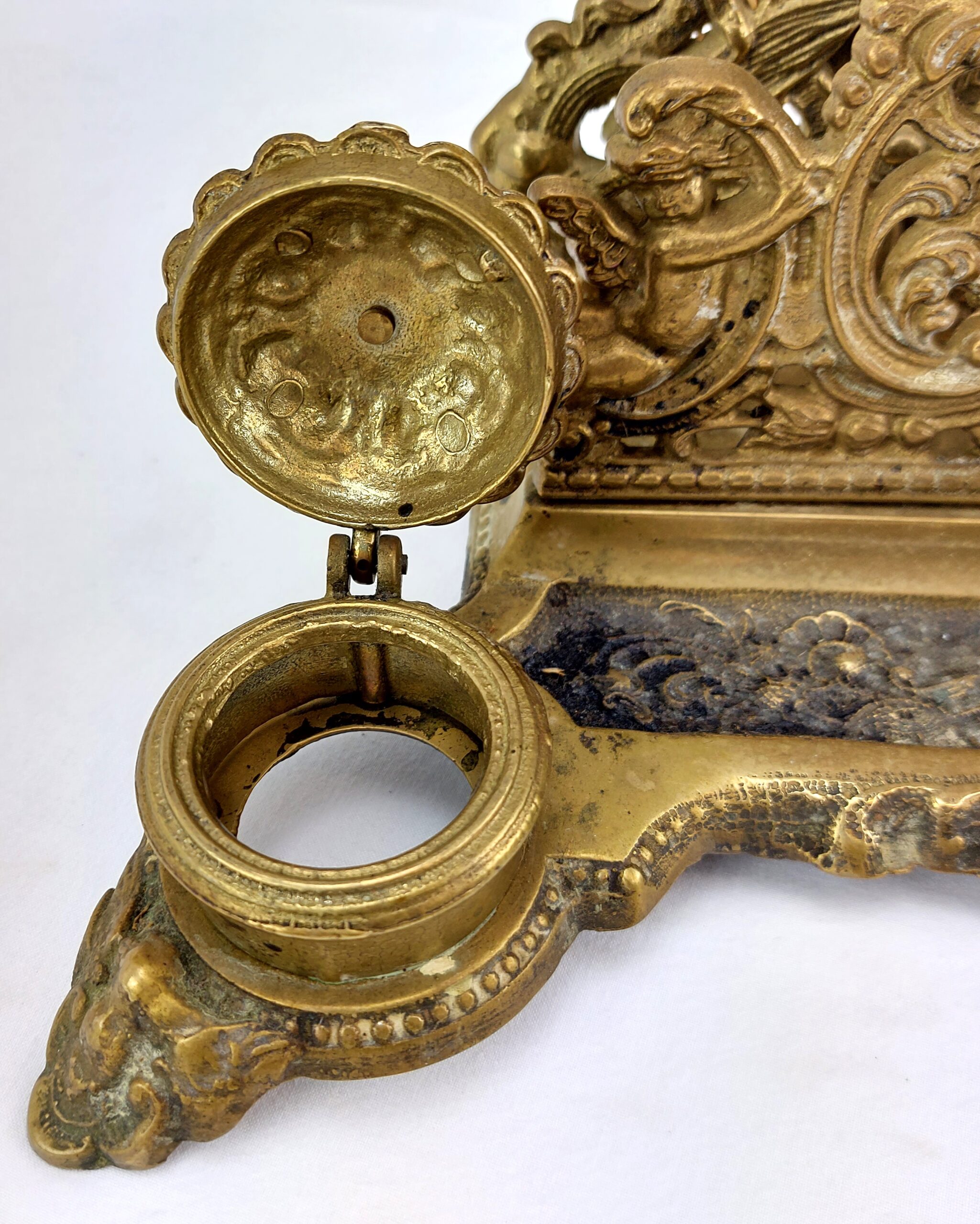 French Baroque, c1900, Repoussé Gilt Brass, Double Ink Well and Letter Holder, decorated with Cherubs - Image 2