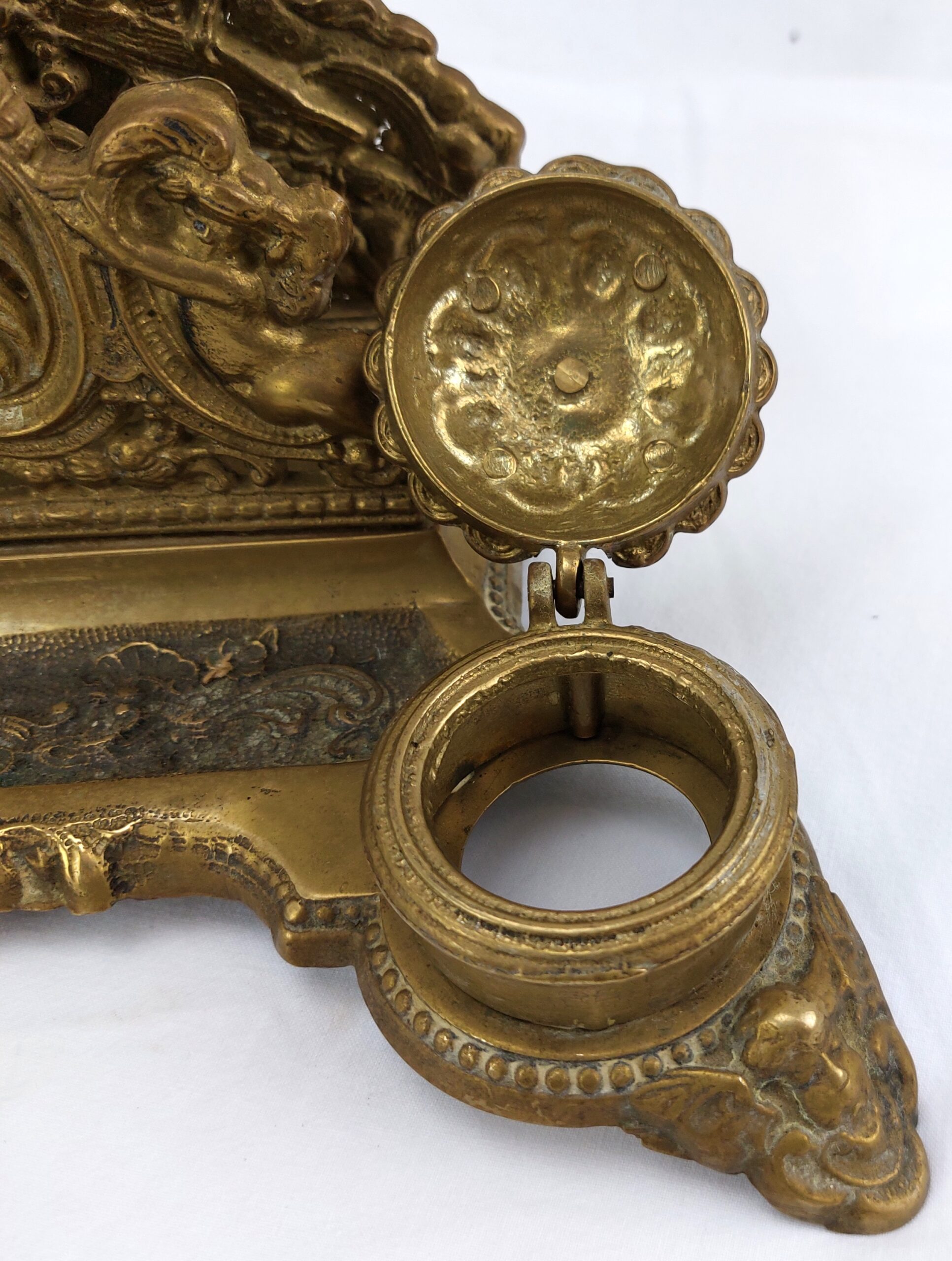 French Baroque, c1900, Repoussé Gilt Brass, Double Ink Well and Letter Holder, decorated with Cherubs - Image 3