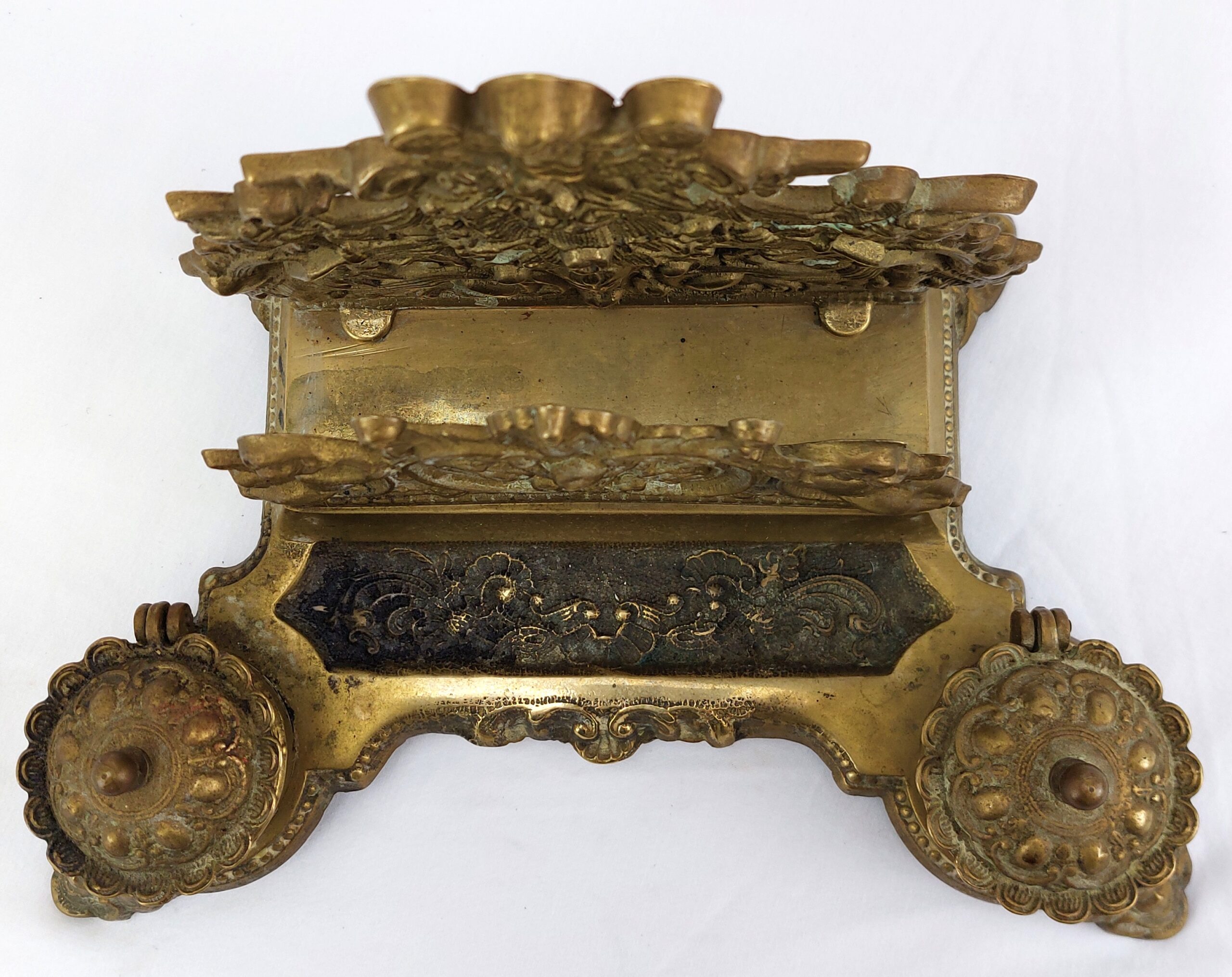 French Baroque, c1900, Repoussé Gilt Brass, Double Ink Well and Letter Holder, decorated with Cherubs - Image 4