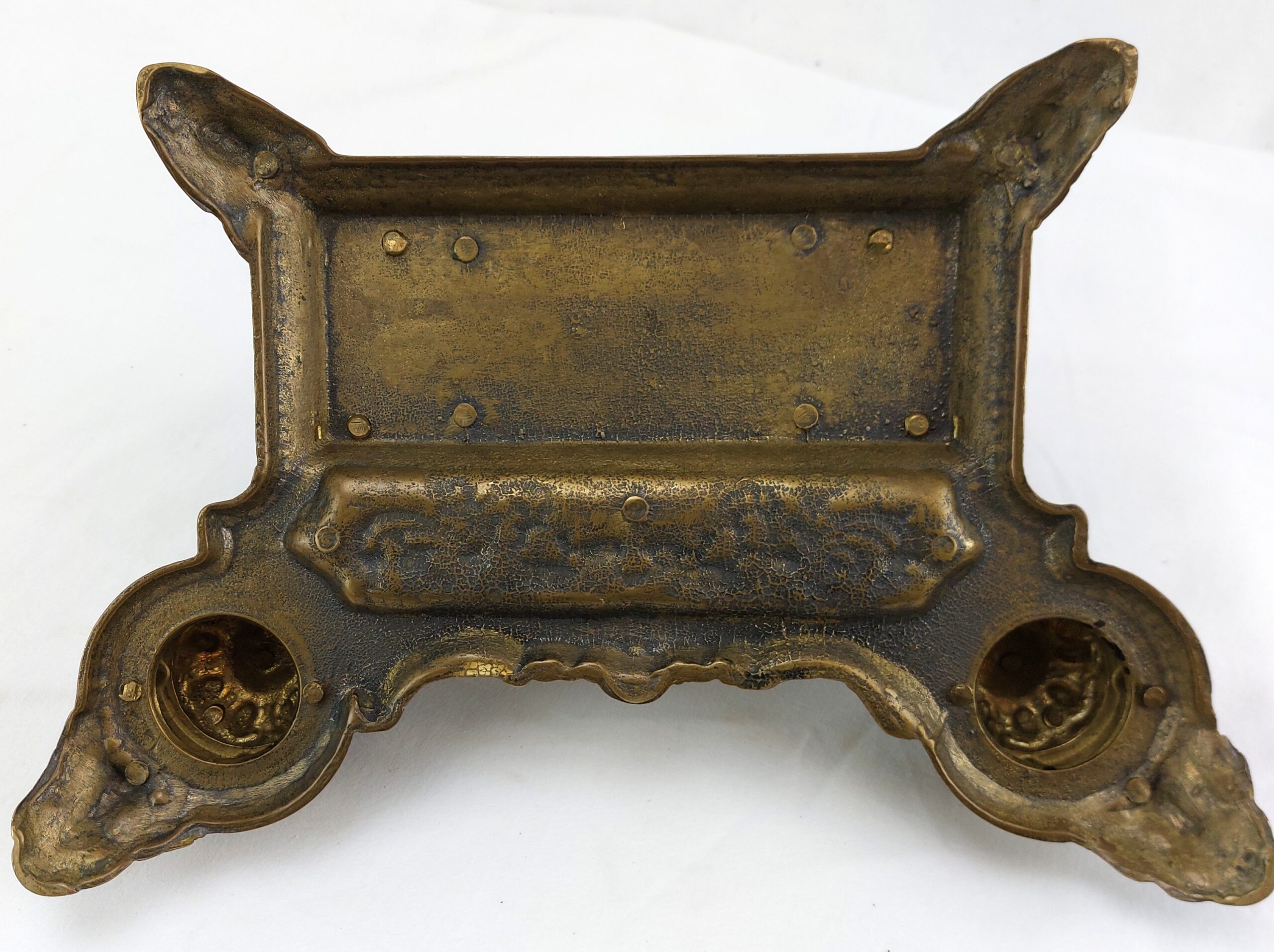 French Baroque, c1900, Repoussé Gilt Brass, Double Ink Well and Letter Holder, decorated with Cherubs - Image 6