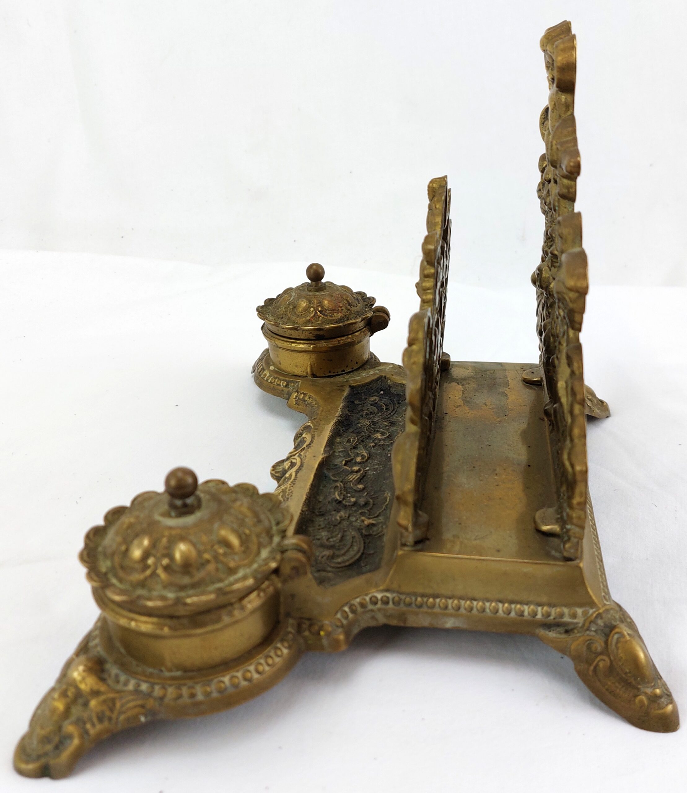 French Baroque, c1900, Repoussé Gilt Brass, Double Ink Well and Letter Holder, decorated with Cherubs - Image 7